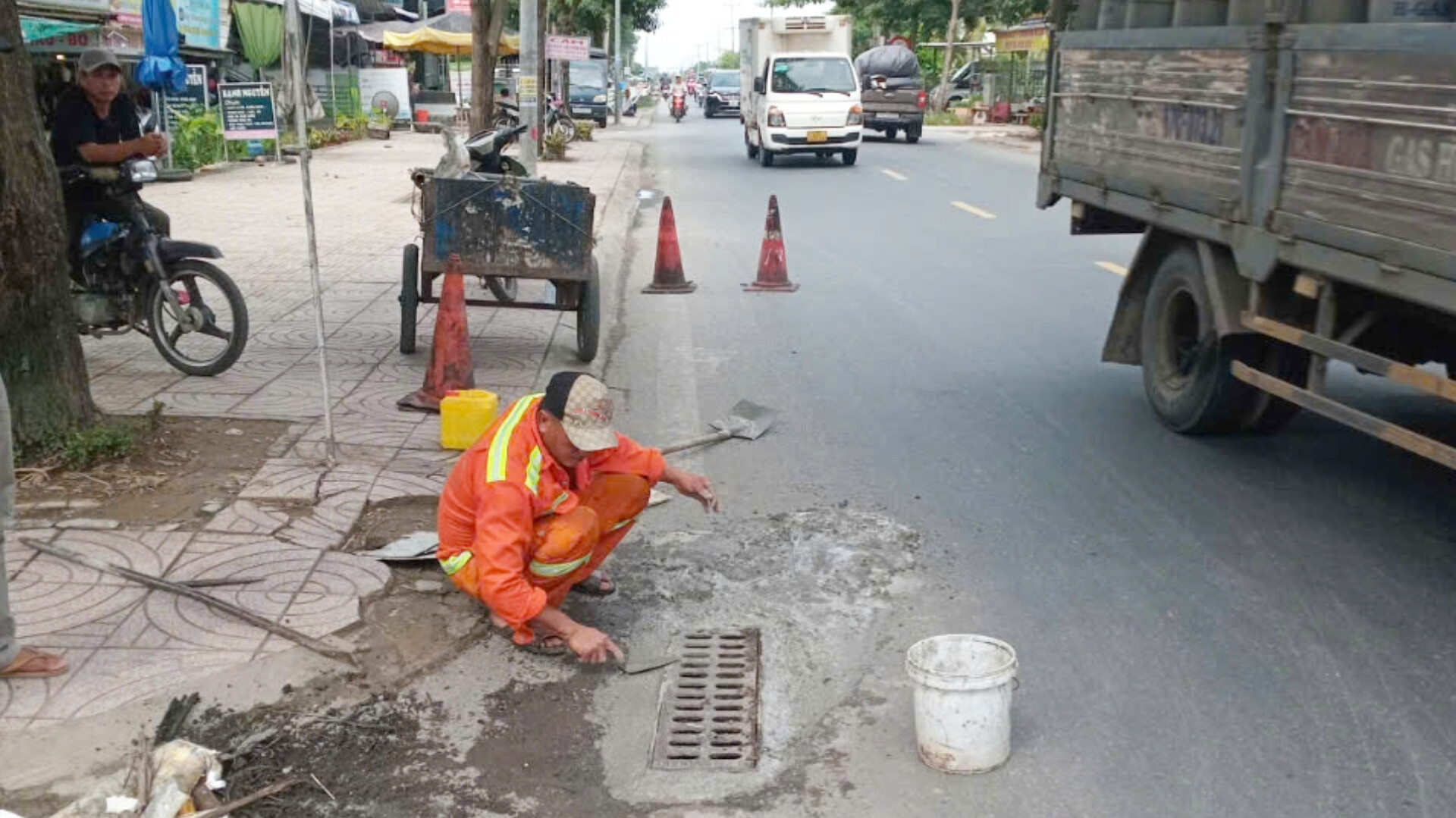 Sửa nhiều nắp cống hư hỏng trên QL30 sau phản ánh trên Báo Giao thông- Ảnh 1.