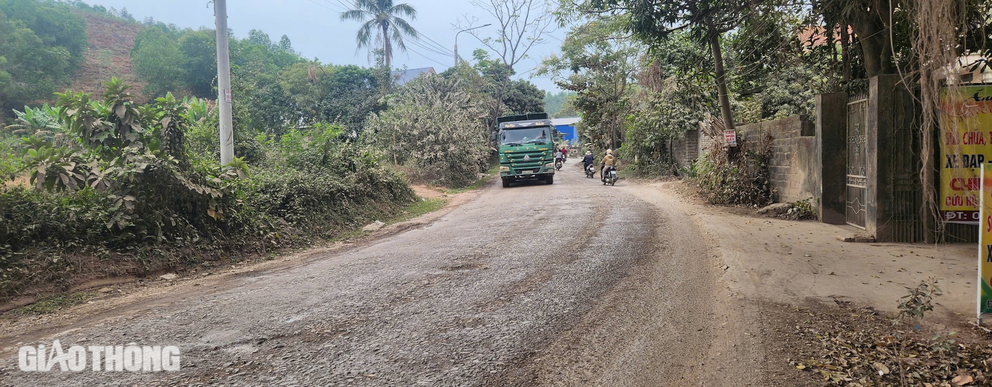 Người dân khốn khổ lưu thông trên đường tỉnh 261 ở Thái Nguyên- Ảnh 1.