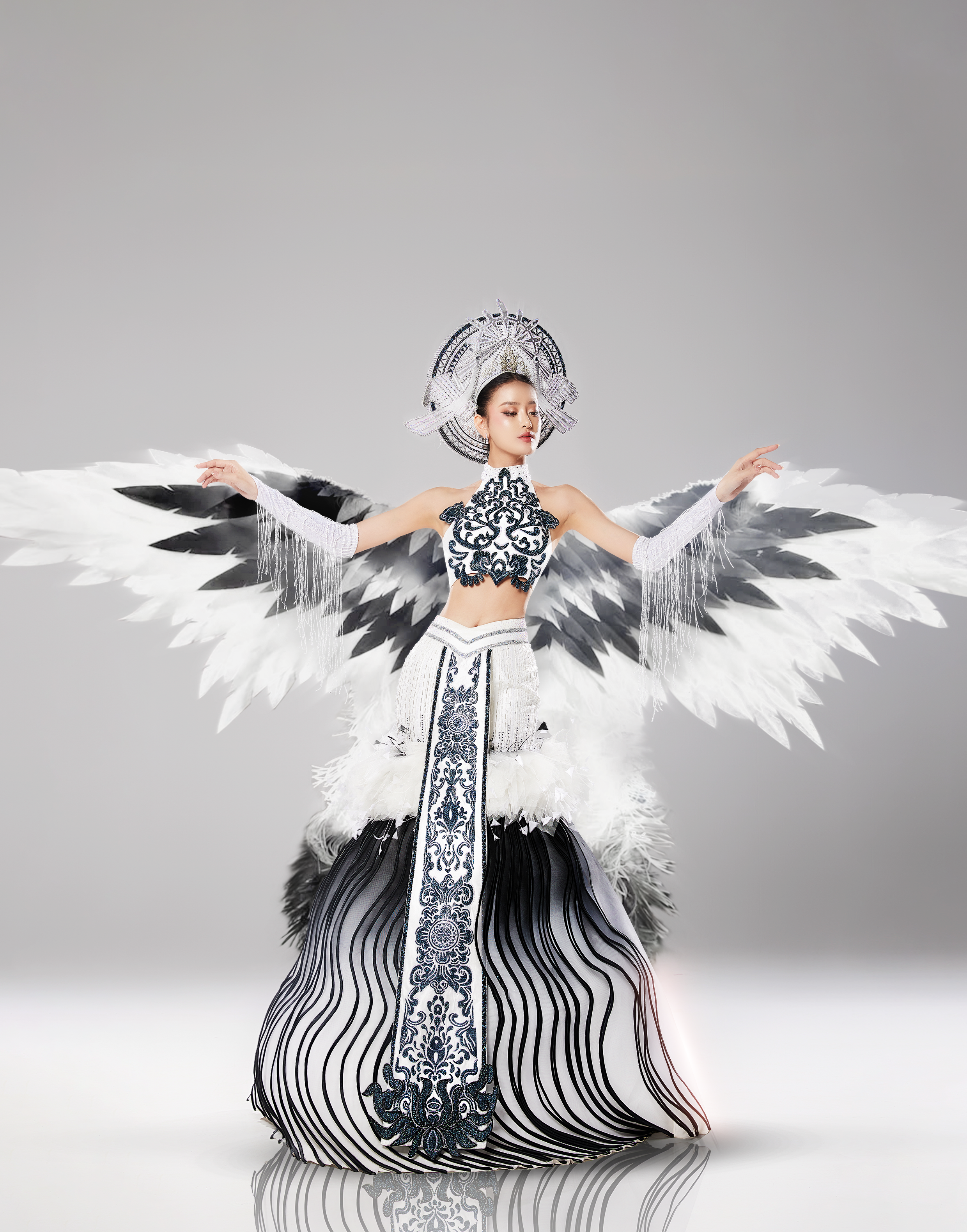 Á hậu Bùi Khánh Linh trình diễn “Thiên Hạc” tại National Costume Miss Intercontinental 202- Ảnh 2.