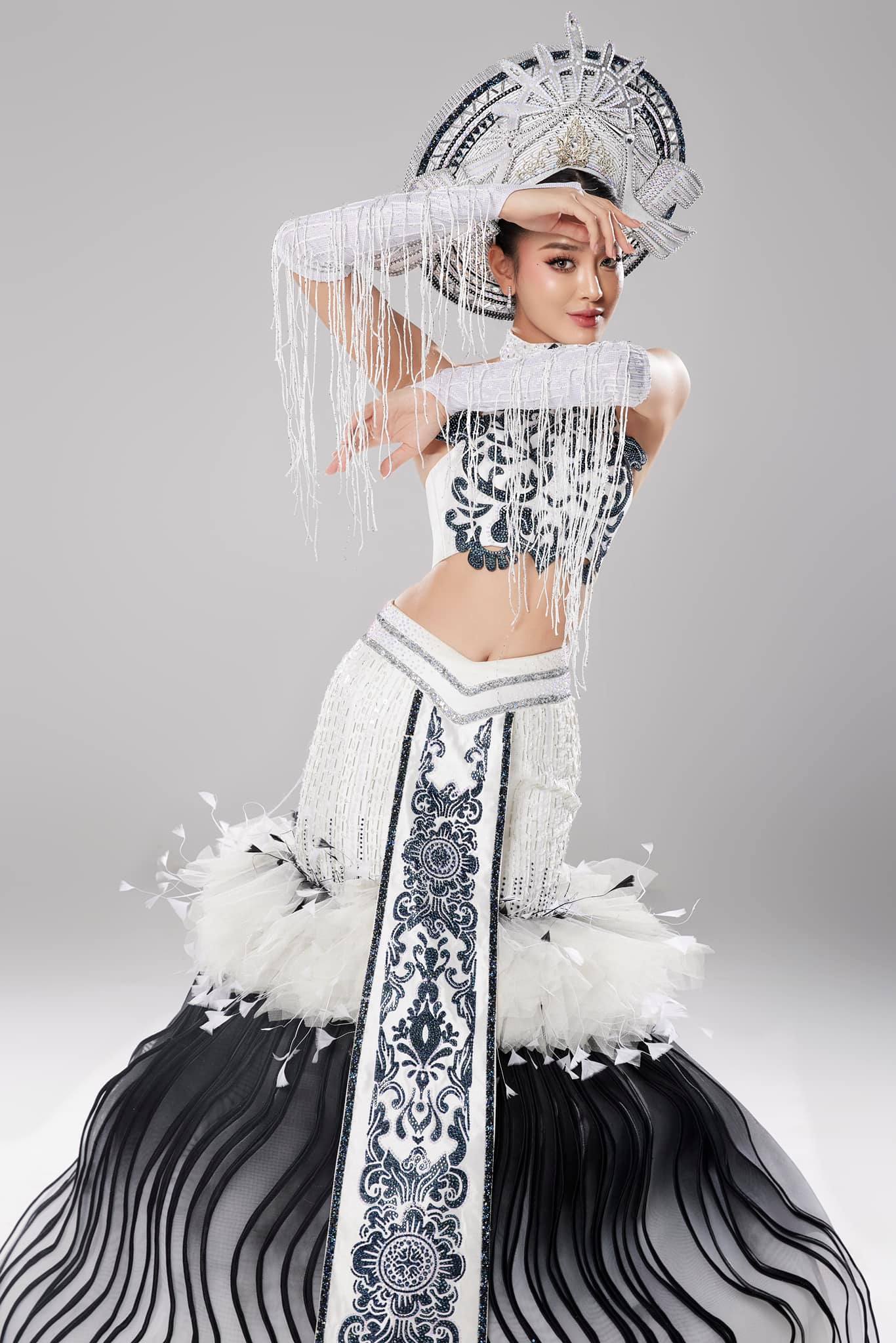 Á hậu Bùi Khánh Linh trình diễn “Thiên Hạc” tại National Costume Miss Intercontinental 202- Ảnh 4.