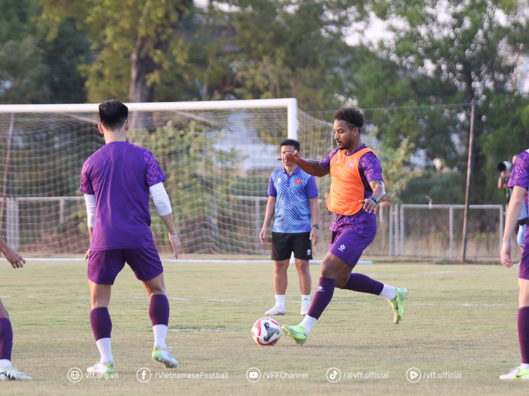 “Máy ghi bàn” ở V-League đặt mục tiêu lật ngôi Thái Lan tại AFF Cup- Ảnh 1.