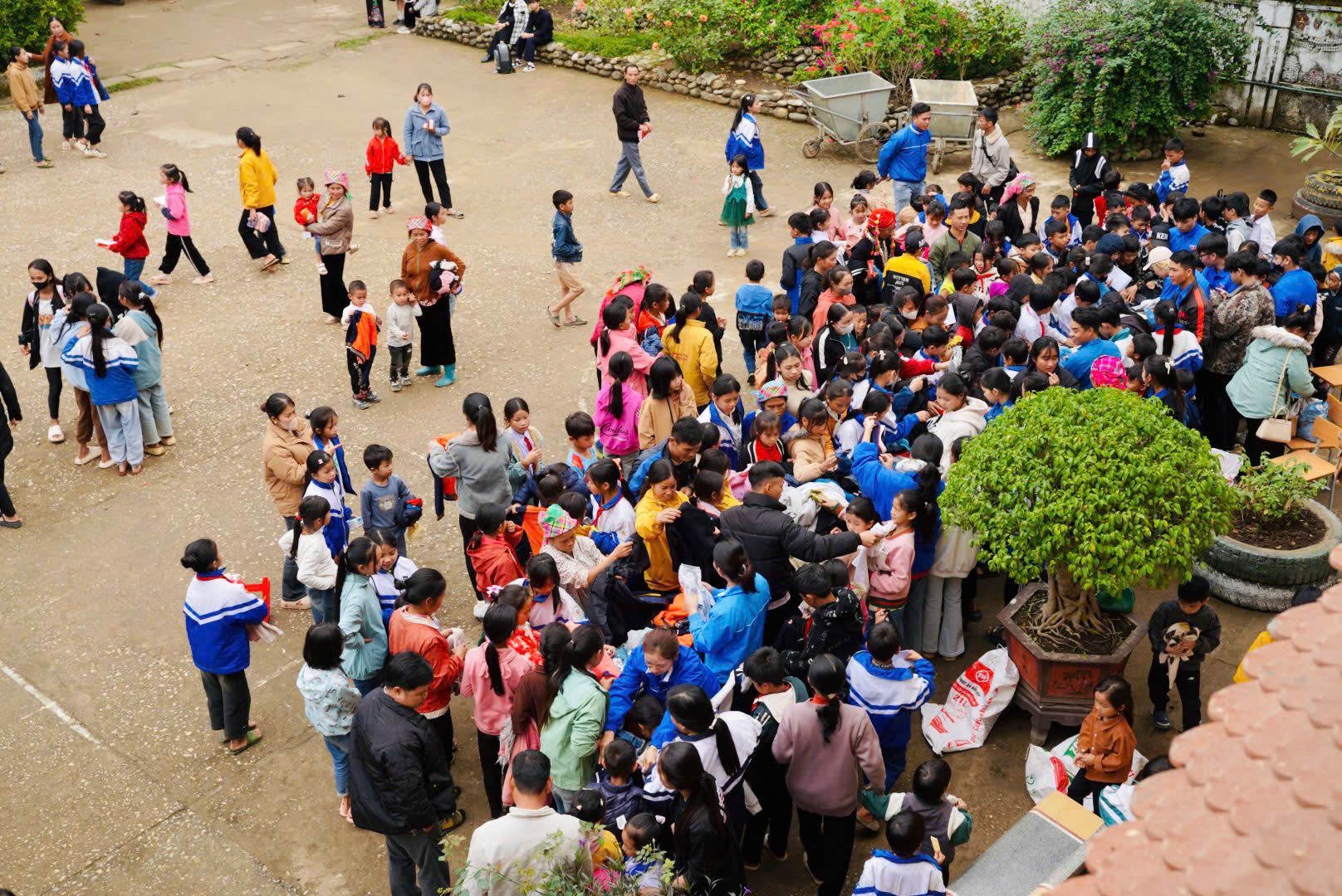 Đoàn Thanh niên Bộ GTVT trao quà cho học sinh vùng cao tỉnh Lai Châu- Ảnh 5.