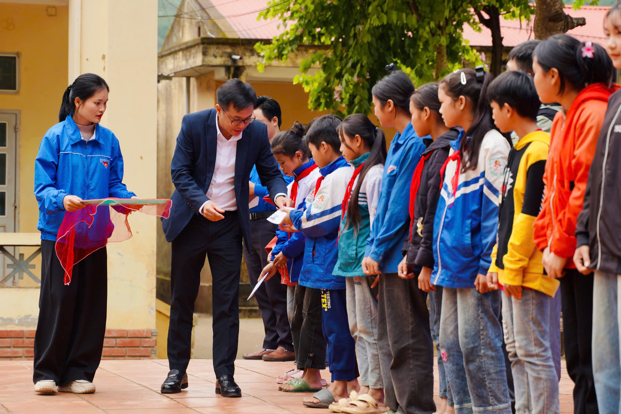 Đoàn Thanh niên Bộ GTVT trao quà cho học sinh vùng cao tỉnh Lai Châu- Ảnh 9.