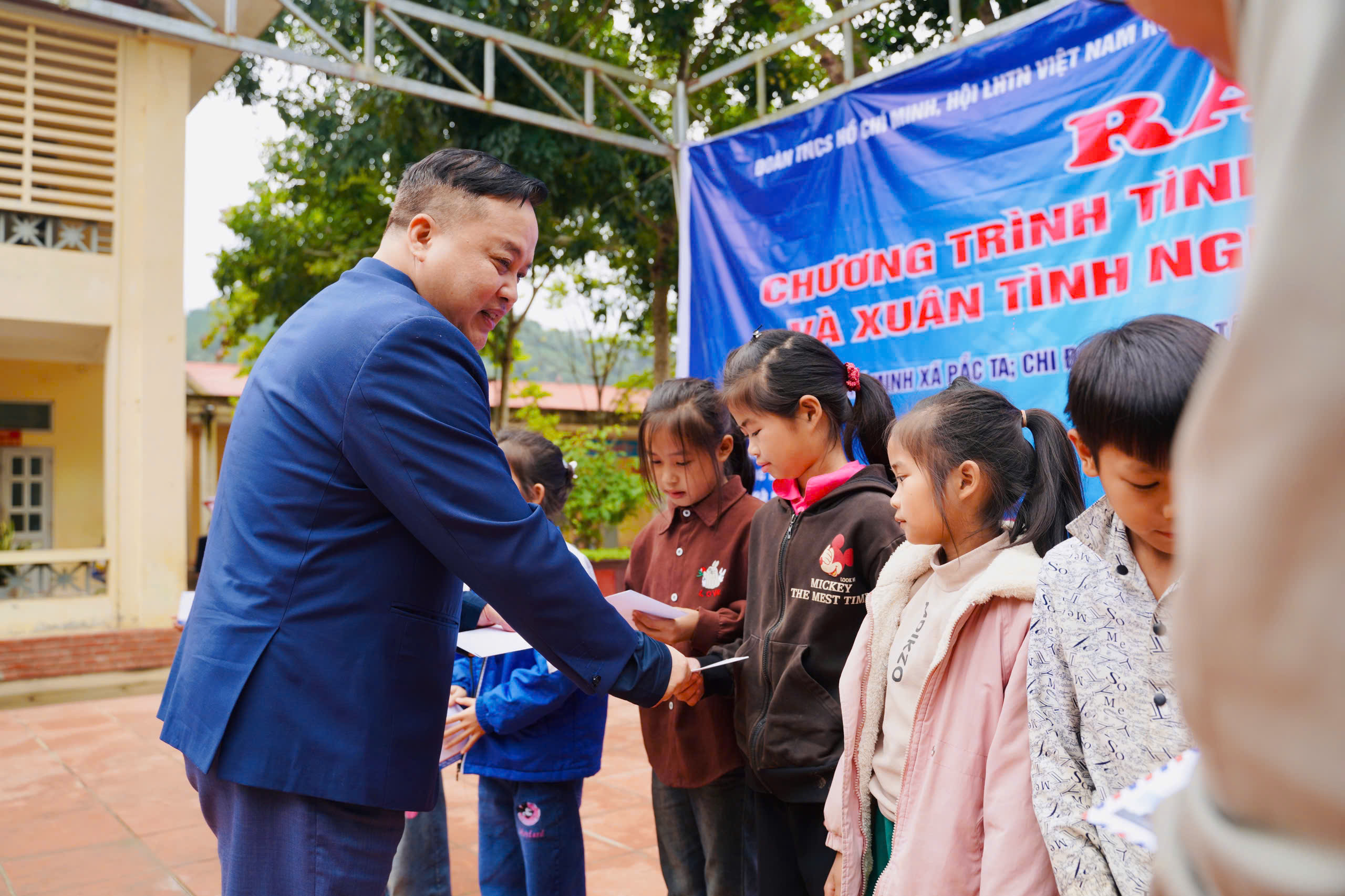 Đoàn Thanh niên Bộ GTVT trao quà cho học sinh vùng cao tỉnh Lai Châu- Ảnh 3.