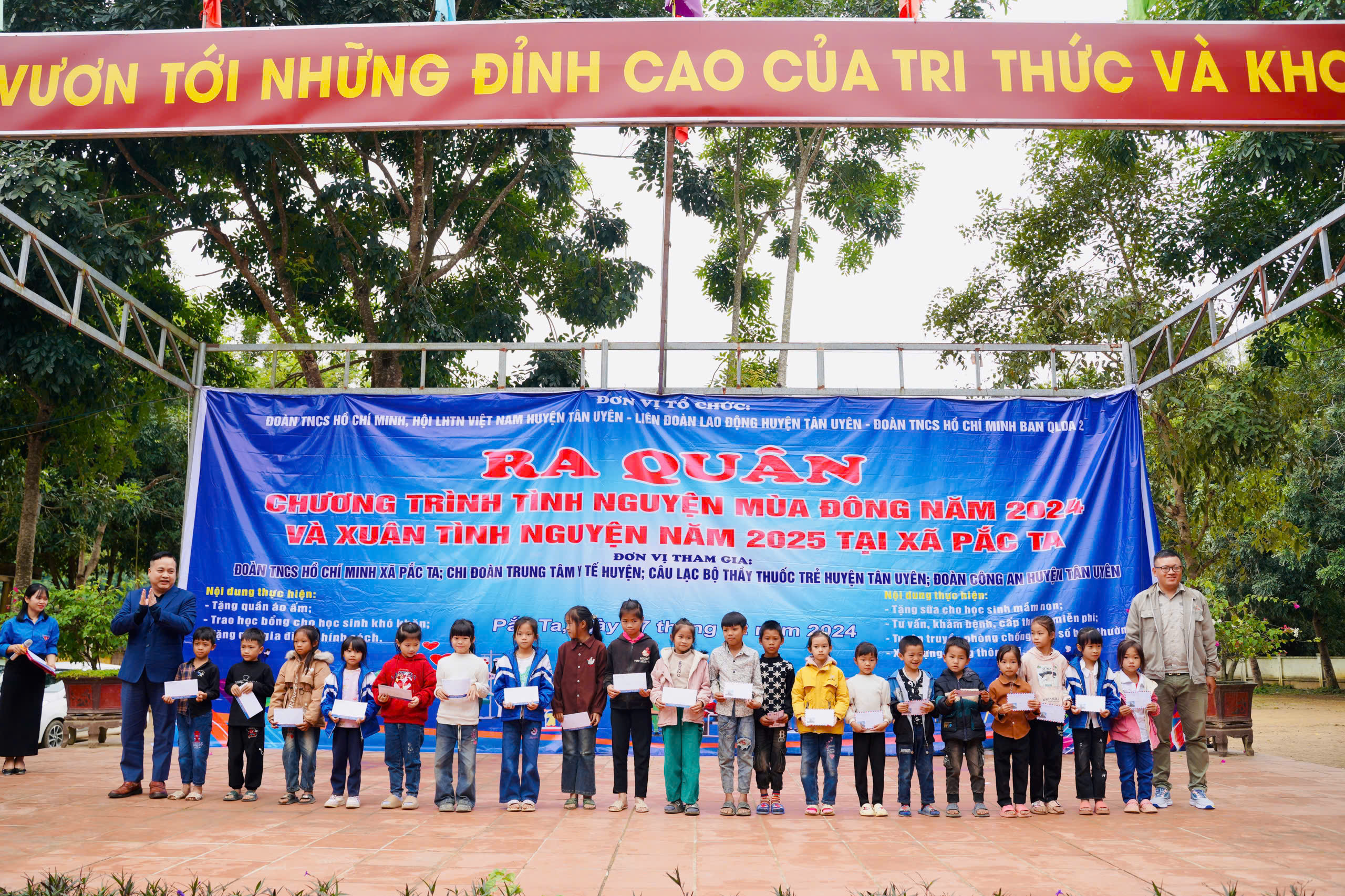 Đoàn Thanh niên Bộ GTVT trao quà cho học sinh vùng cao tỉnh Lai Châu- Ảnh 4.