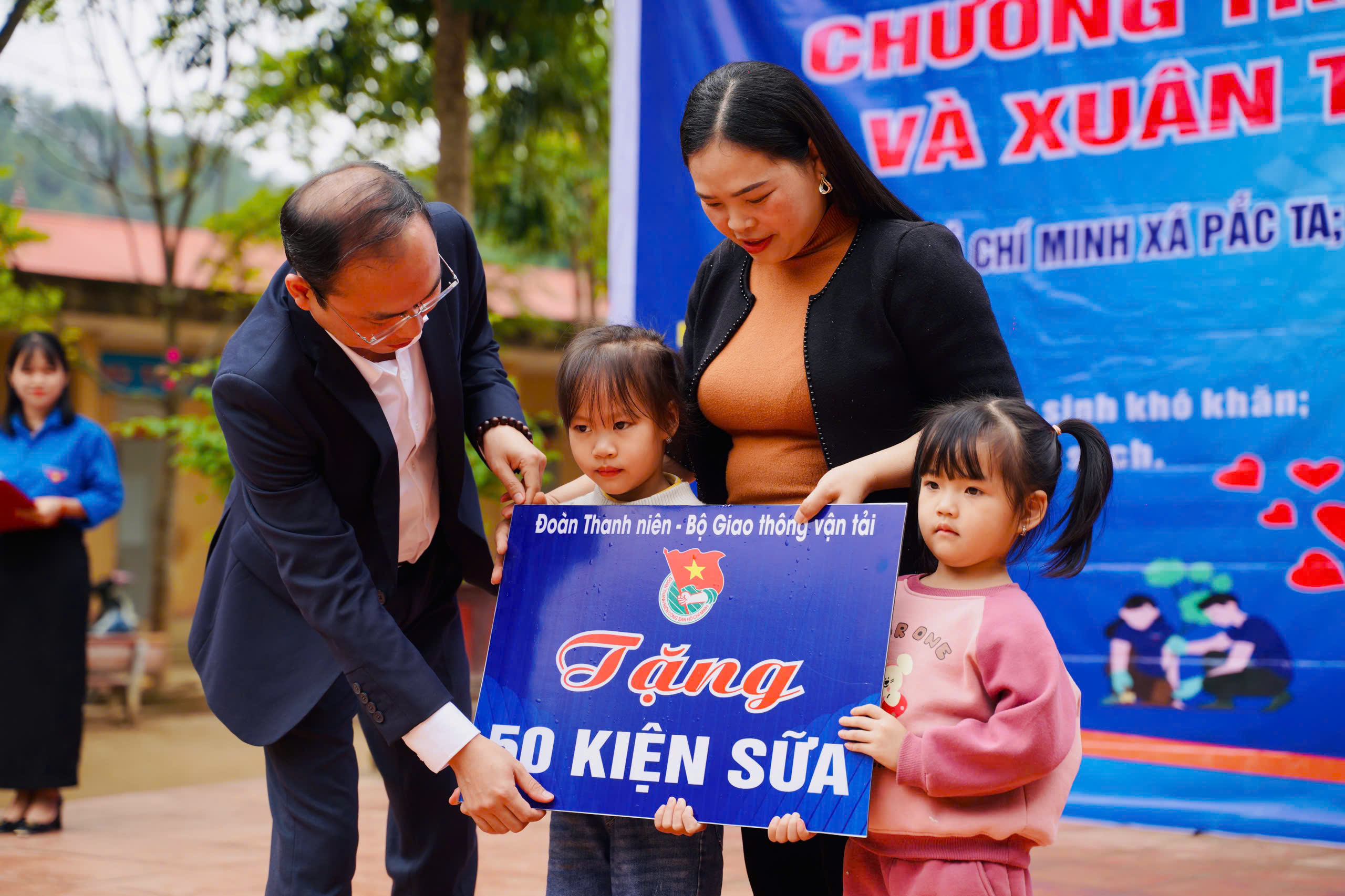 Đoàn Thanh niên Bộ GTVT trao quà cho học sinh vùng cao tỉnh Lai Châu- Ảnh 1.