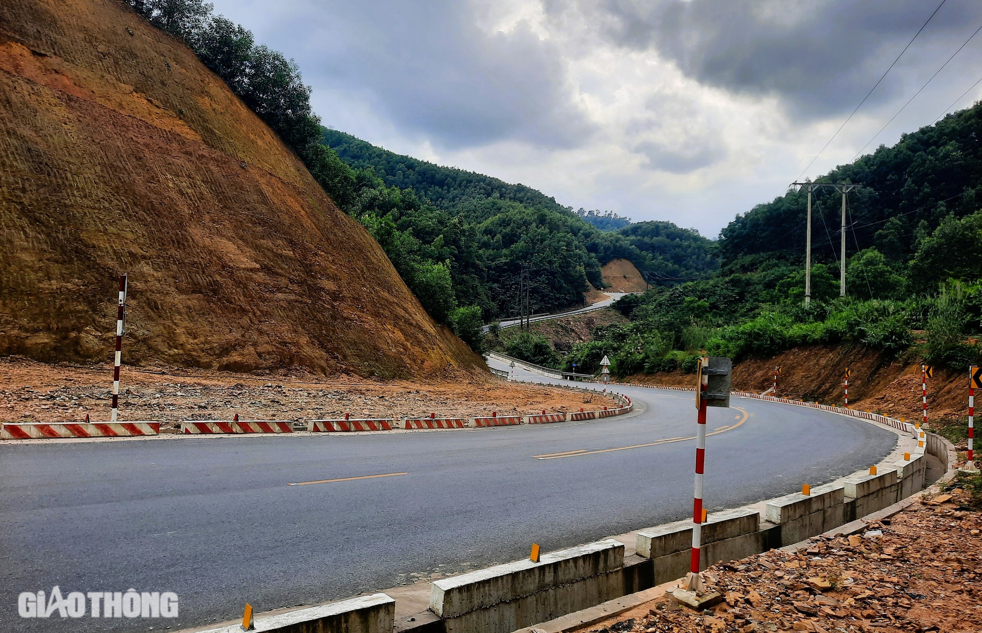 Cận cảnh loạt đường cong cua nguy hiểm trên quốc lộ 49 vừa được cải tạo, sửa chữa- Ảnh 10.