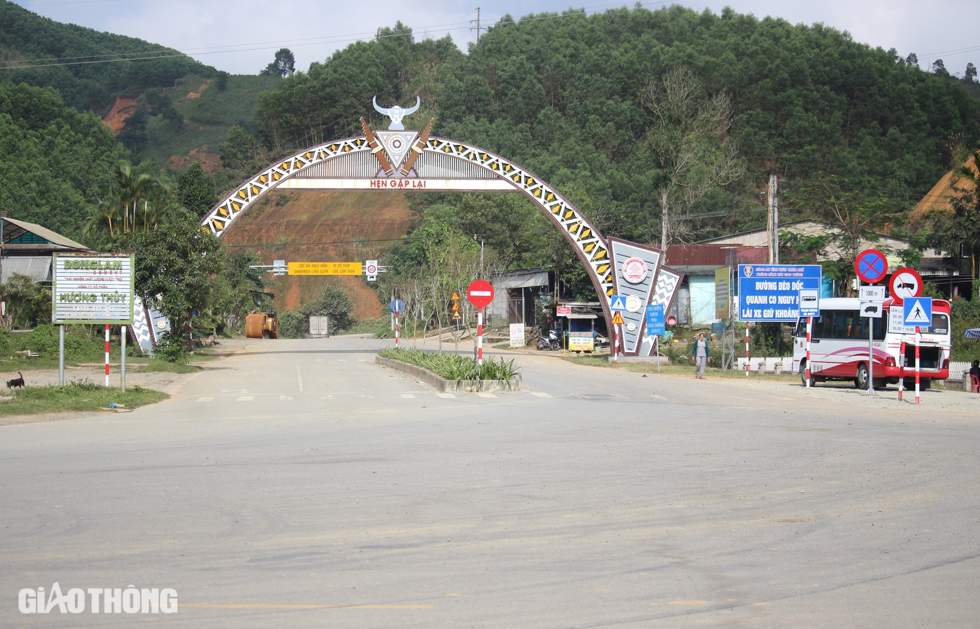 Cận cảnh loạt đường cong cua nguy hiểm trên quốc lộ 49 vừa được cải tạo, sửa chữa- Ảnh 4.