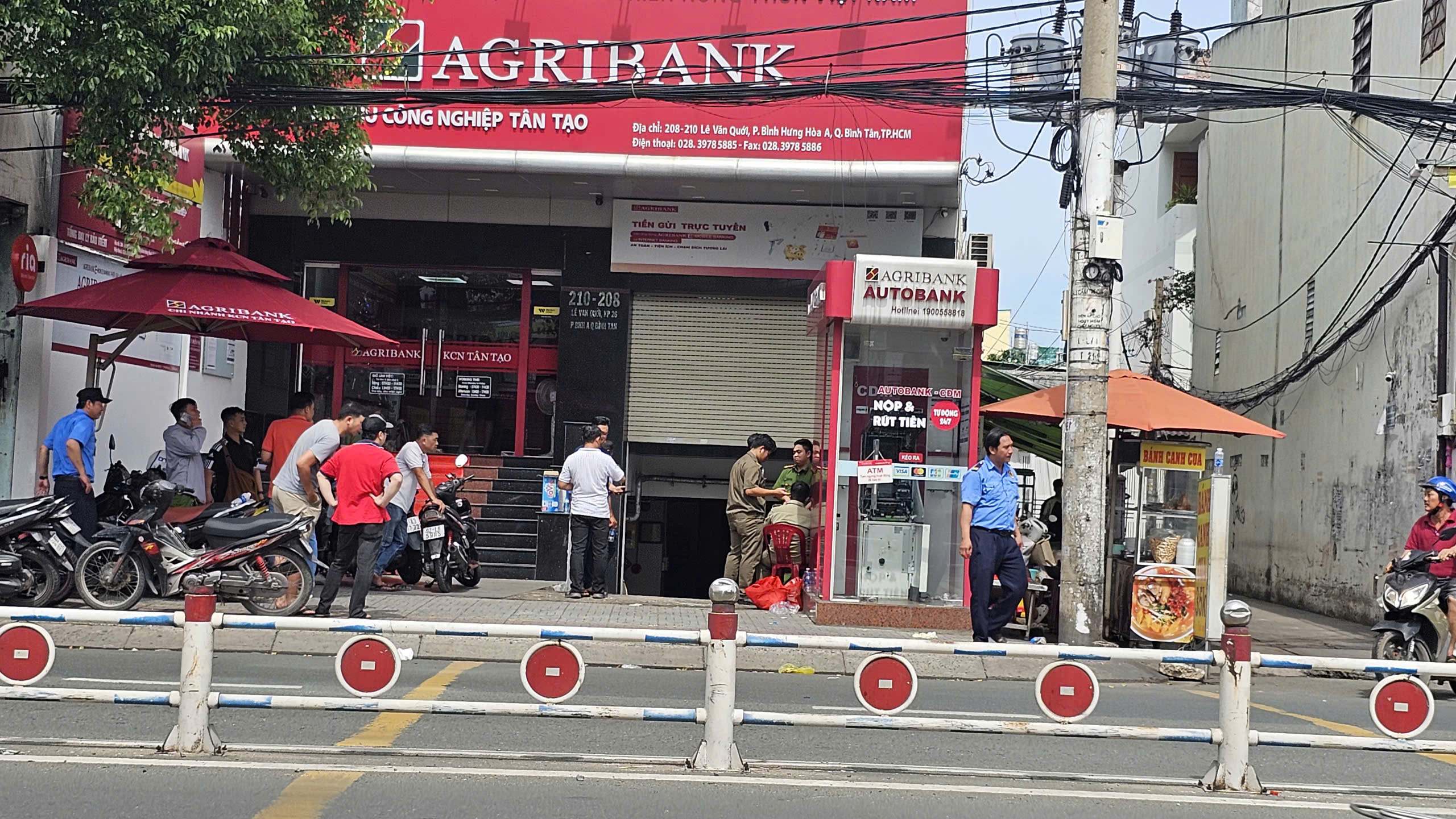 TP.HCM: Người đàn ông dùng xà beng đập cây ATM ngân hàng trong đêm- Ảnh 1.