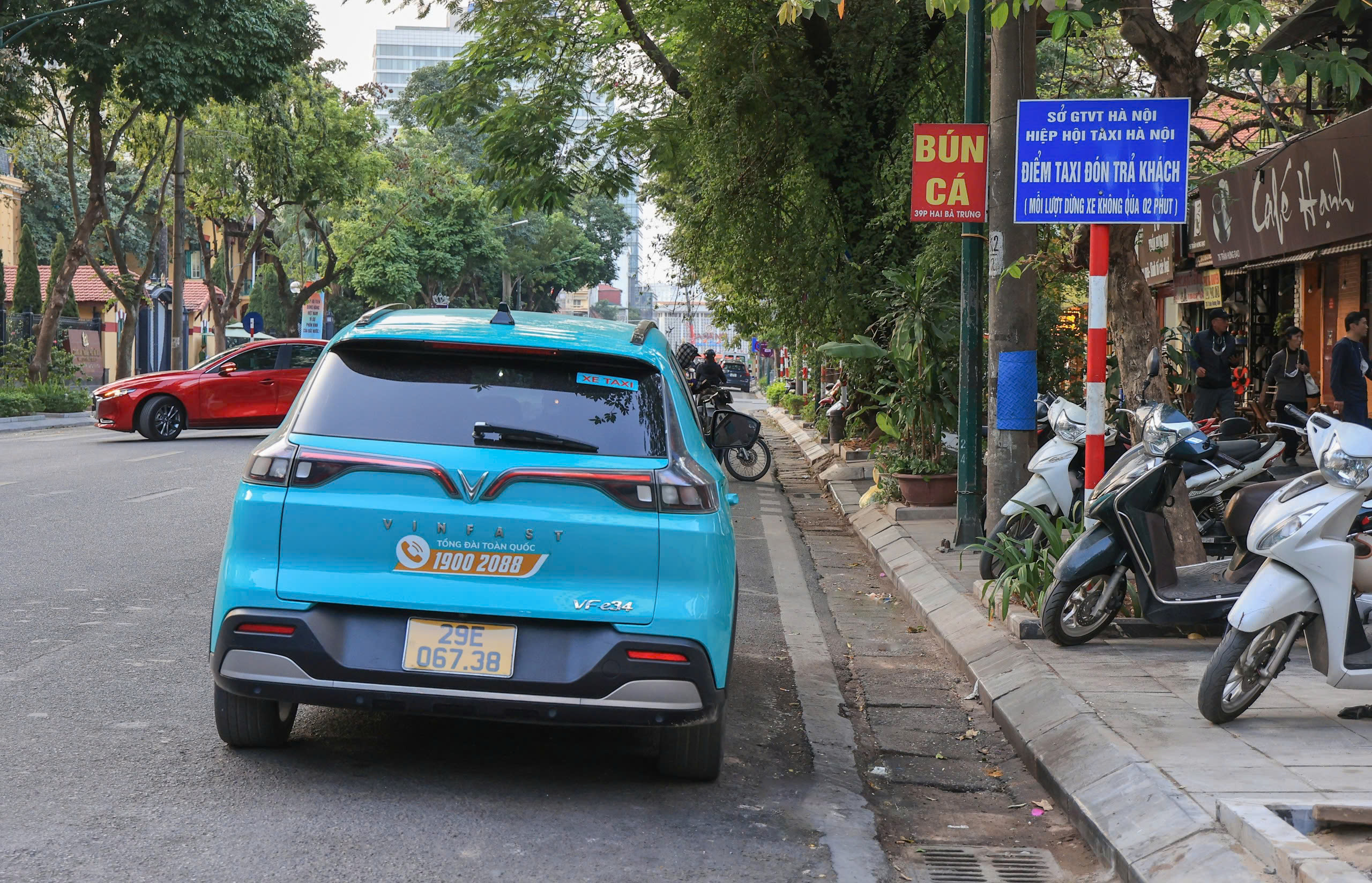 Thường xuyên bị chiếm dụng, điểm đón, trả khách cho taxi có cũng như không- Ảnh 8.