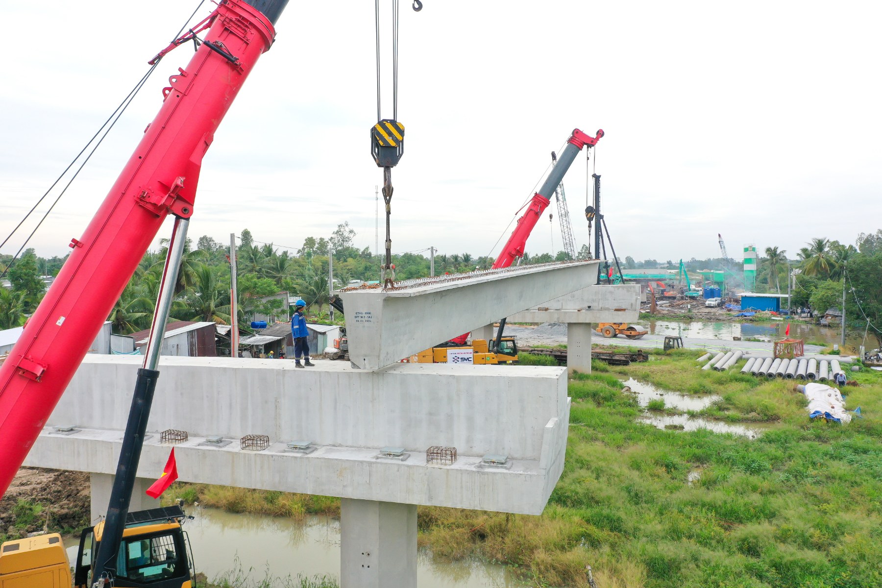 Lắp dầm cầu đầu tiên trên cao tốc hơn 9.600 tỷ qua Hậu Giang- Ảnh 4.