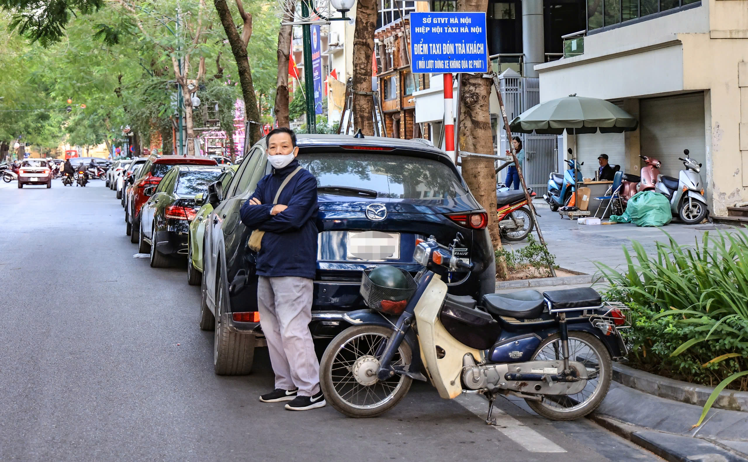 Thường xuyên bị chiếm dụng, điểm đón, trả khách cho taxi có cũng như không- Ảnh 3.