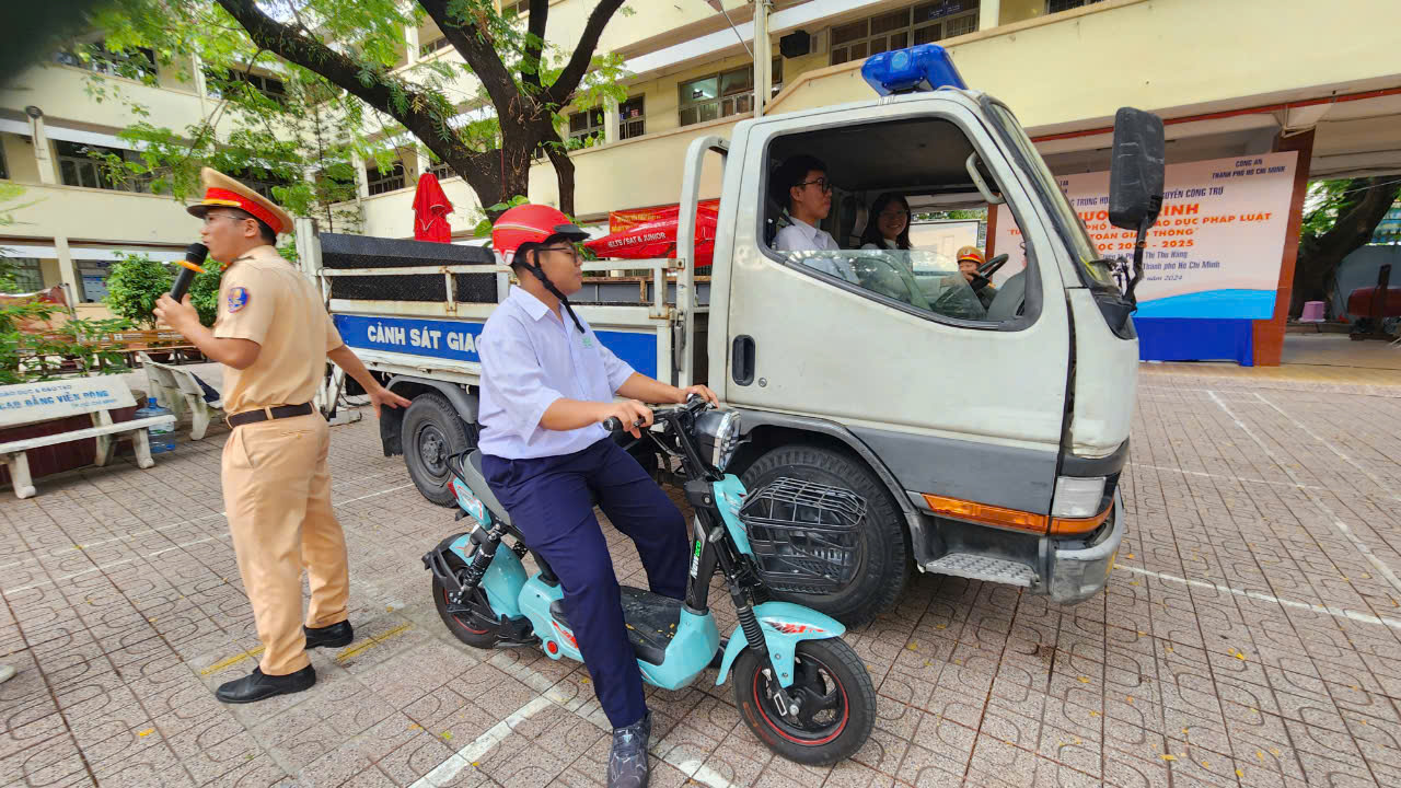 Cảnh sát giao thông hướng dẫn phòng tránh điểm mù xe tải cho học sinh THPT- Ảnh 12.