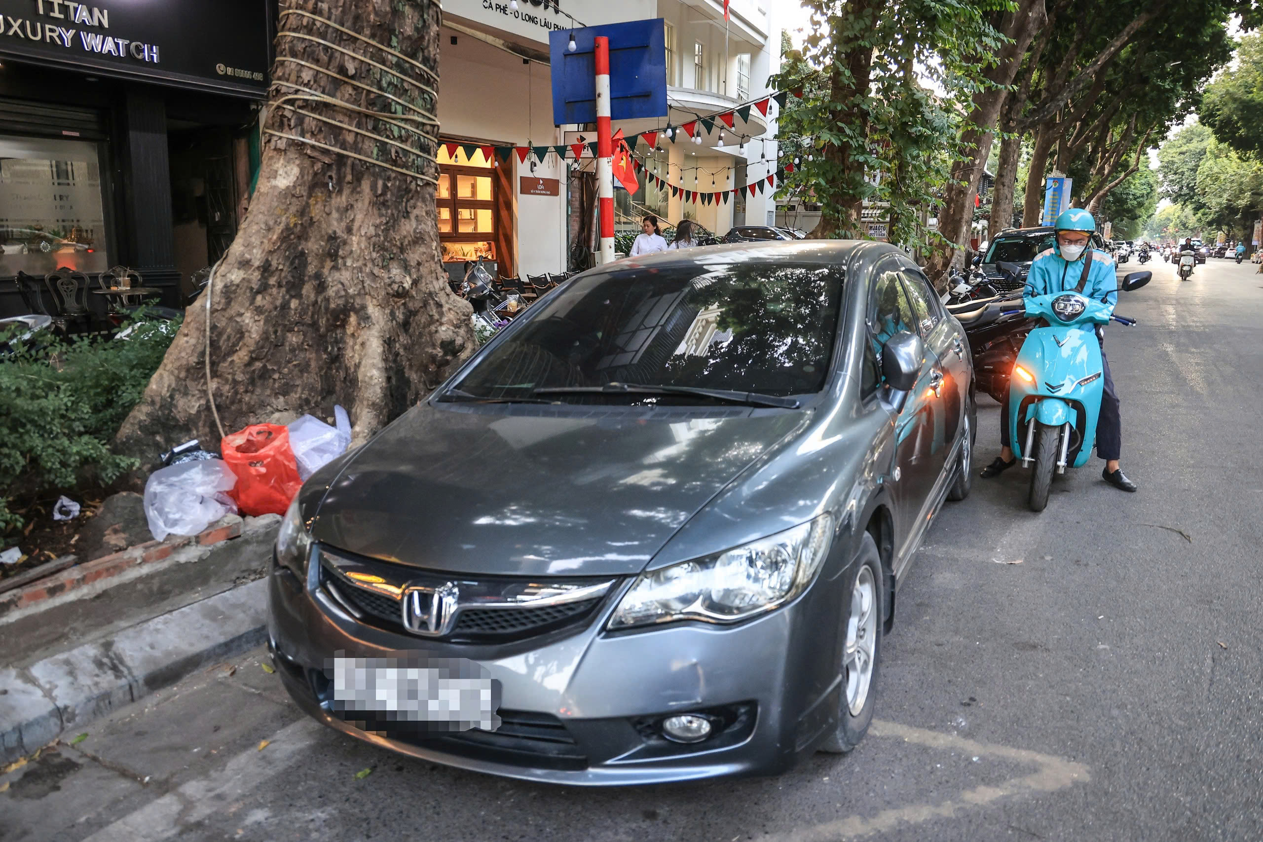 Thường xuyên bị chiếm dụng, điểm đón, trả khách cho taxi có cũng như không- Ảnh 6.