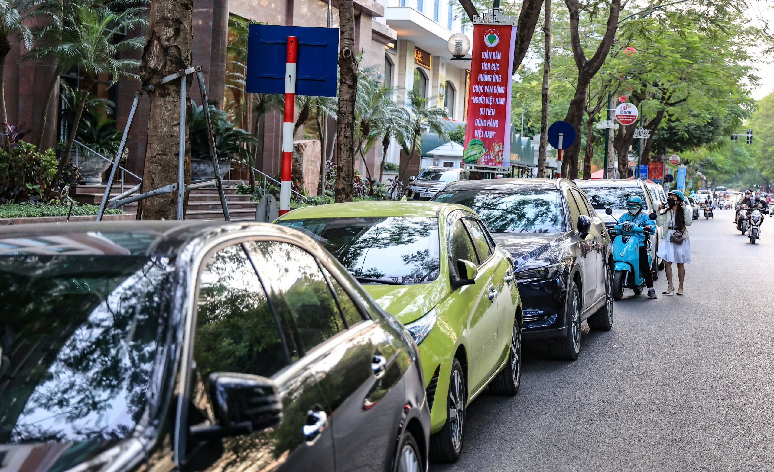 Thường xuyên bị chiếm dụng, điểm đón, trả khách cho taxi có cũng như không- Ảnh 4.