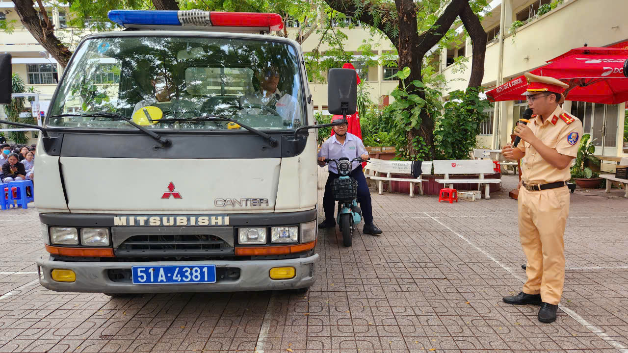 Cảnh sát giao thông hướng dẫn phòng tránh điểm mù xe tải cho học sinh THPT- Ảnh 10.