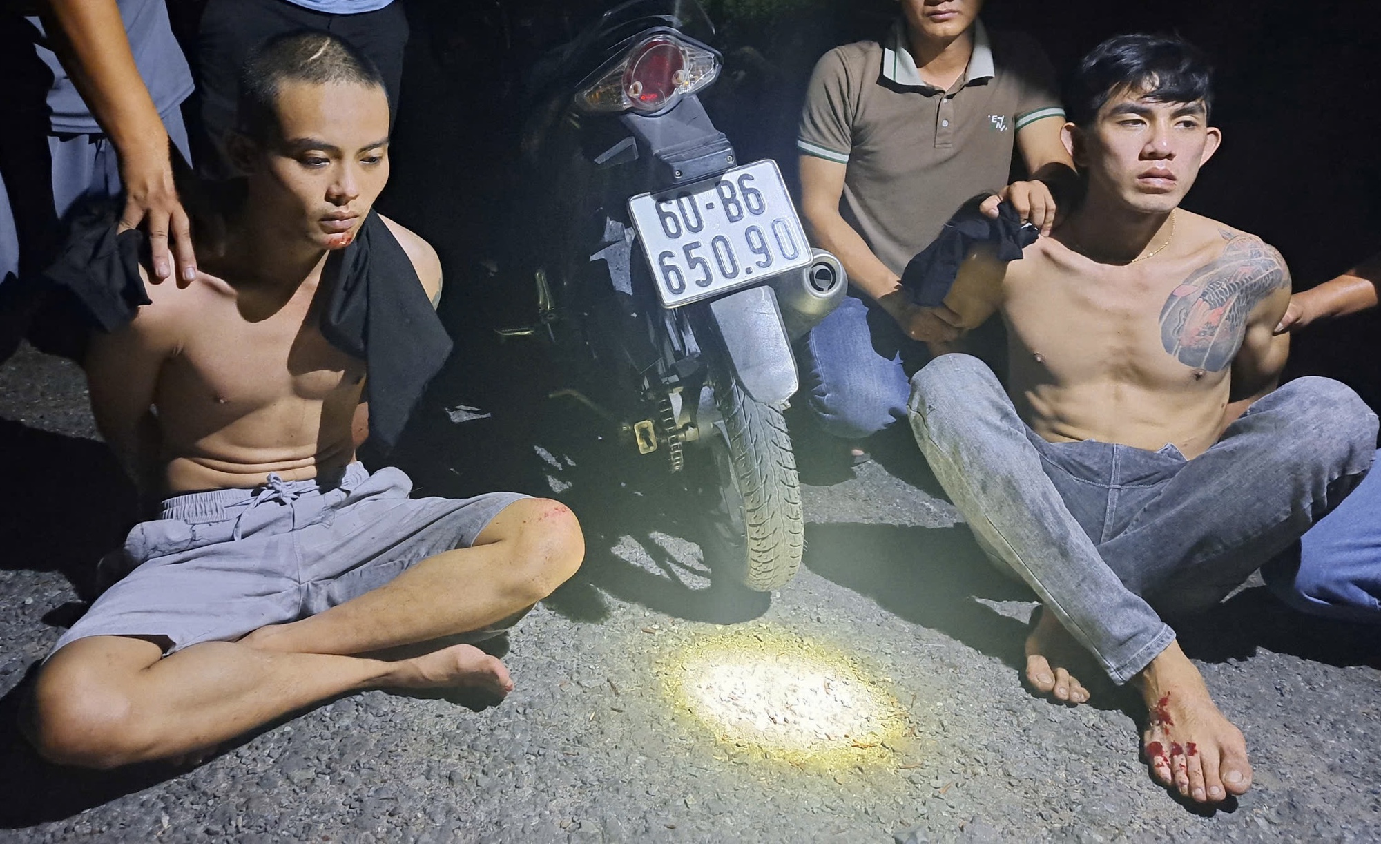 Bắt ba đối tượng dỡ nóc nhà dân vào trộm tài sản- Ảnh 1. Bắt ba đối tượng dỡ nóc nhà dân vào trộm tài sản- Ảnh 1.