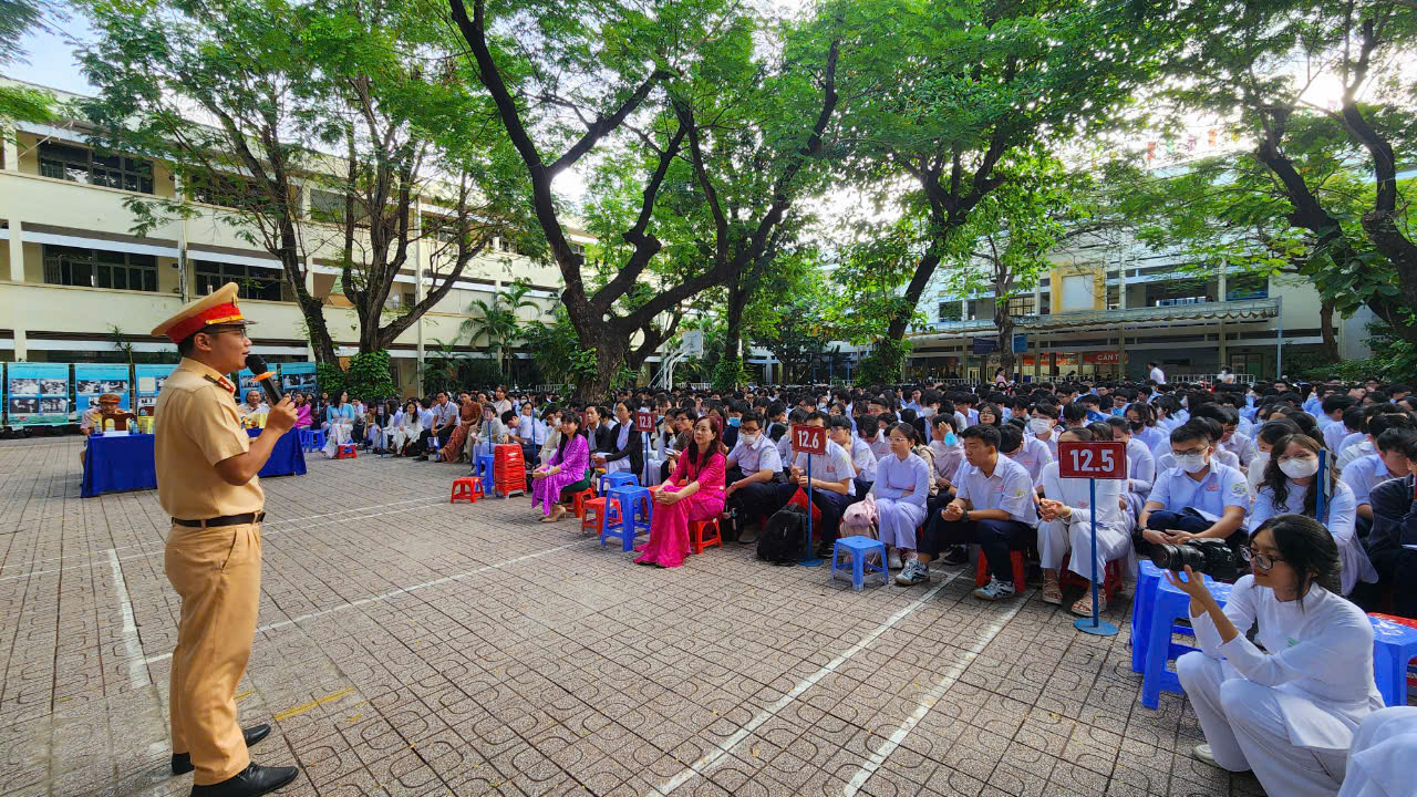 Cảnh sát giao thông hướng dẫn phòng tránh điểm mù xe tải cho học sinh THPT- Ảnh 2.