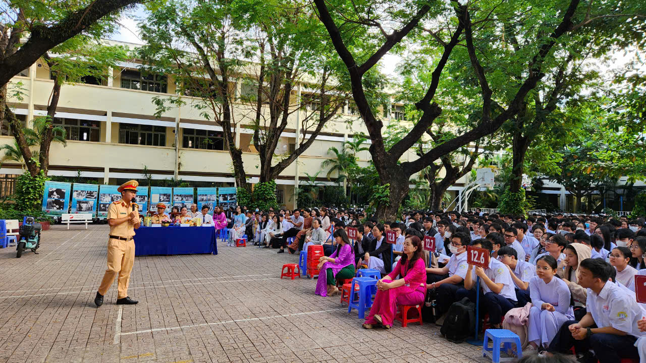 Cảnh sát giao thông hướng dẫn phòng tránh điểm mù xe tải cho học sinh THPT- Ảnh 6.