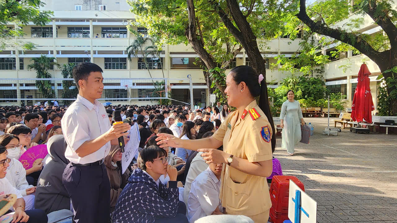 Cảnh sát giao thông hướng dẫn phòng tránh điểm mù xe tải cho học sinh THPT- Ảnh 5.