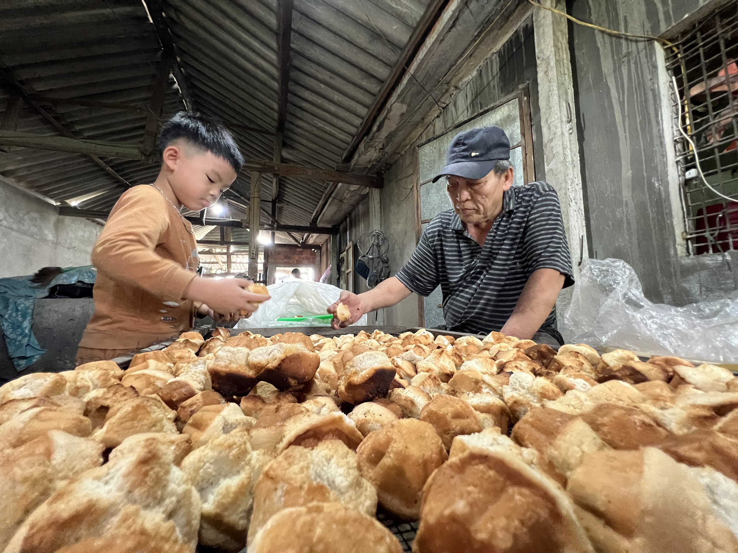 Làng bánh thuẫn truyền thống Quảng Ngãi tất bật ngày cận Tết- Ảnh 1.