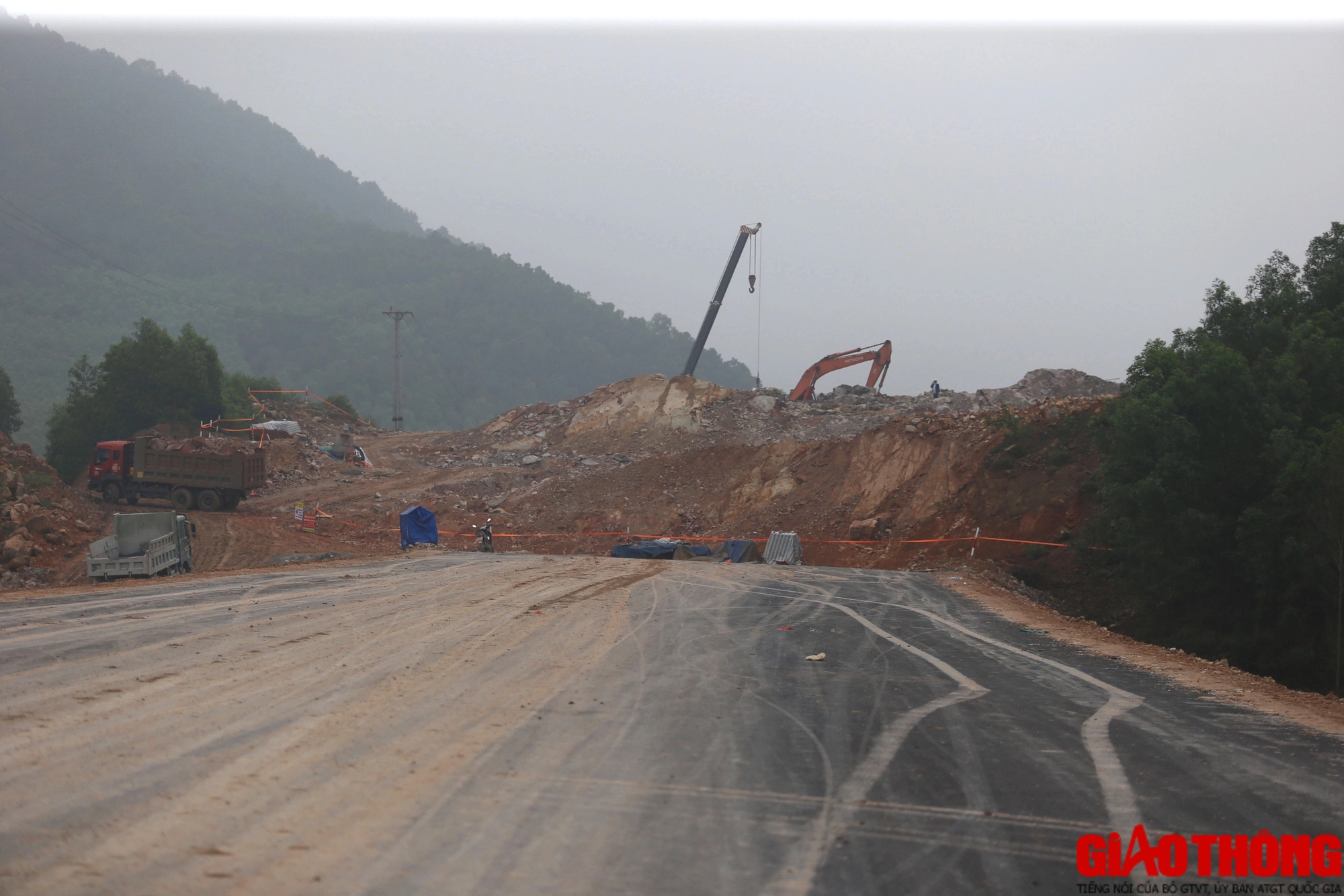 Cao tốc Diễn Châu - Bãi Vọt: Tiếp tục thi công tại đồi Xuân Dương sau 4 tháng tạm ngưng- Ảnh 1.