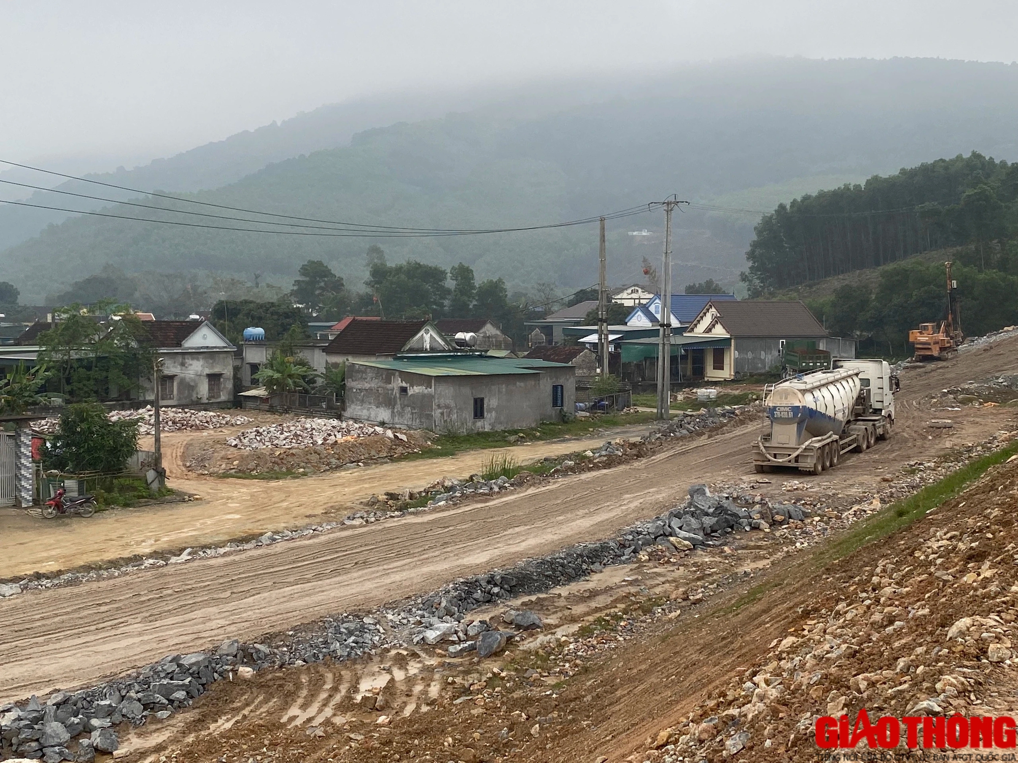 Cao tốc Diễn Châu - Bãi Vọt: Tiếp tục thi công tại đồi Xuân Dương sau 4 tháng tạm ngưng- Ảnh 2.