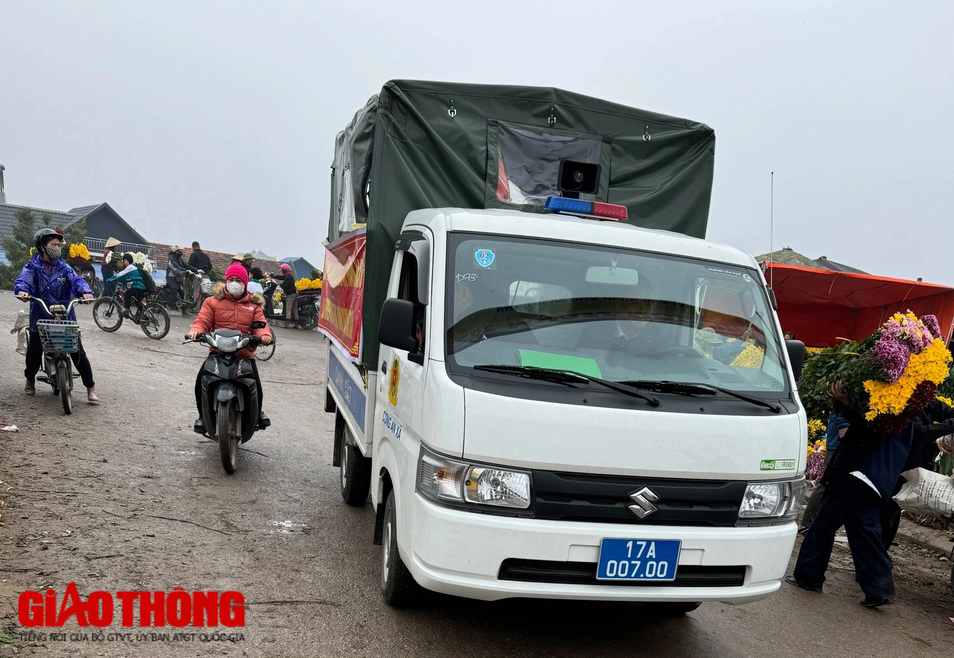 Nghi vấn xe công vụ biển Thái Bình đi chợ hoa ở Nam Định- Ảnh 1.