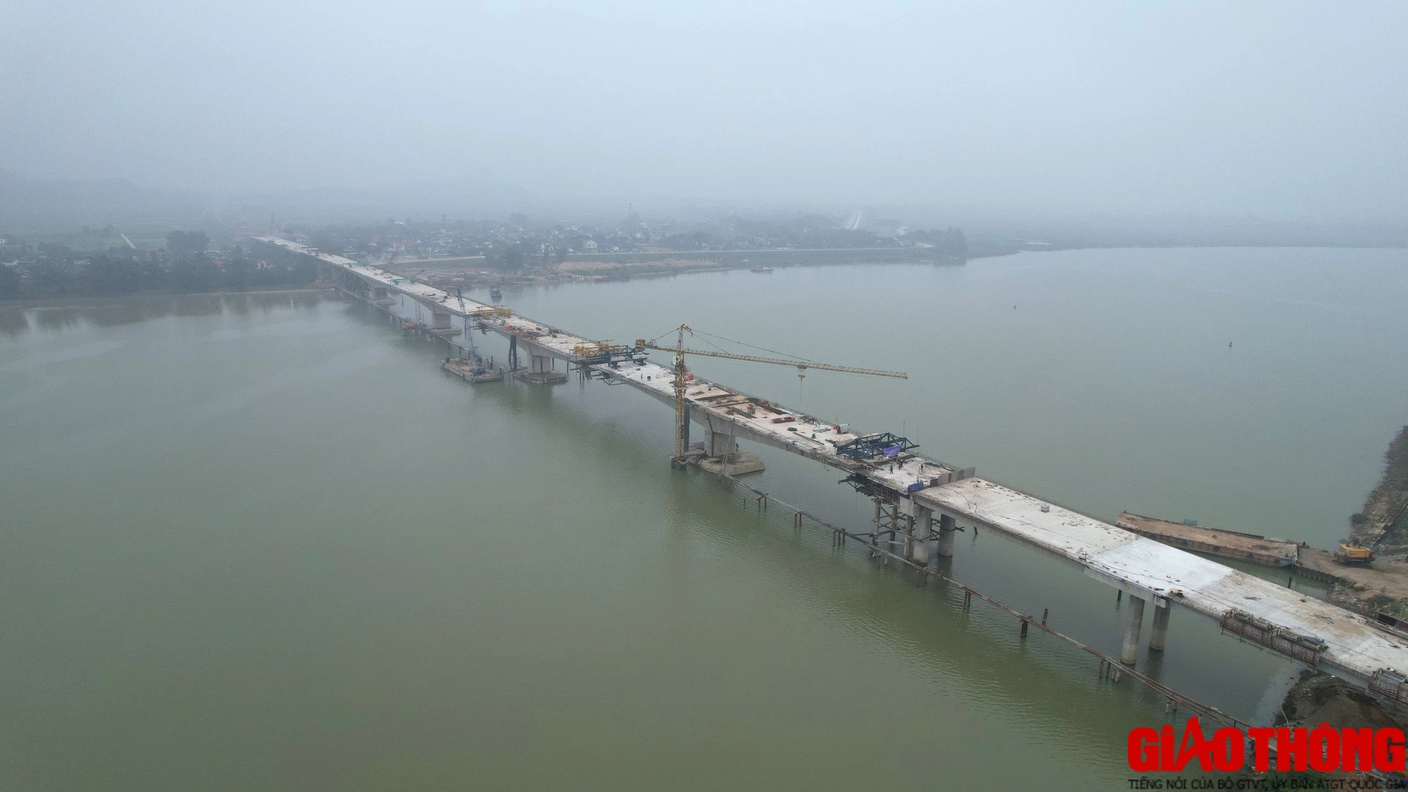 Hợp long nhịp đúc hẫng dài 120m trên cầu vượt sông dài nhất cao tốc Bắc - Nam- Ảnh 3.