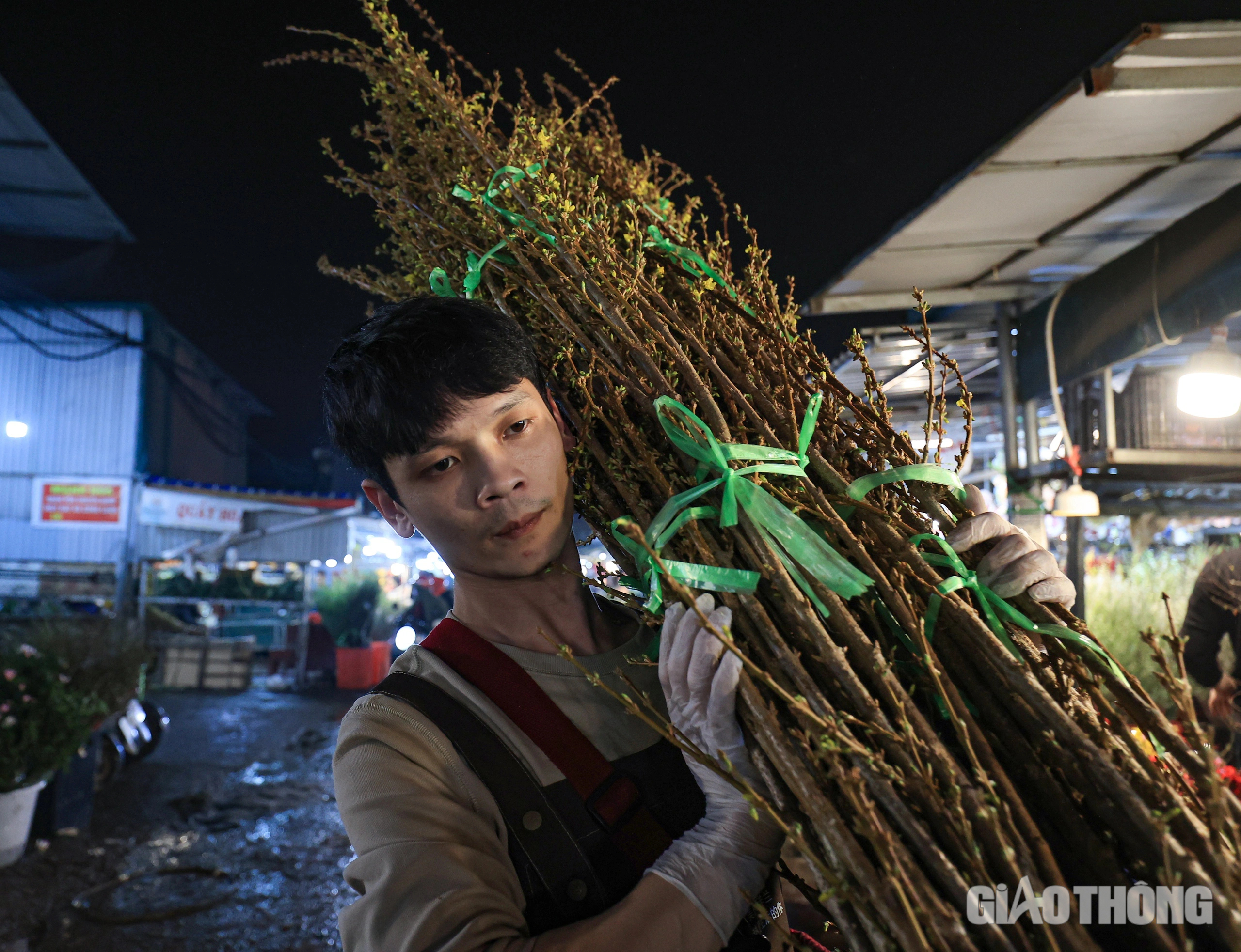 Đêm không ngủ ở chợ hoa Quảng An ngày cận Tết- Ảnh 16.