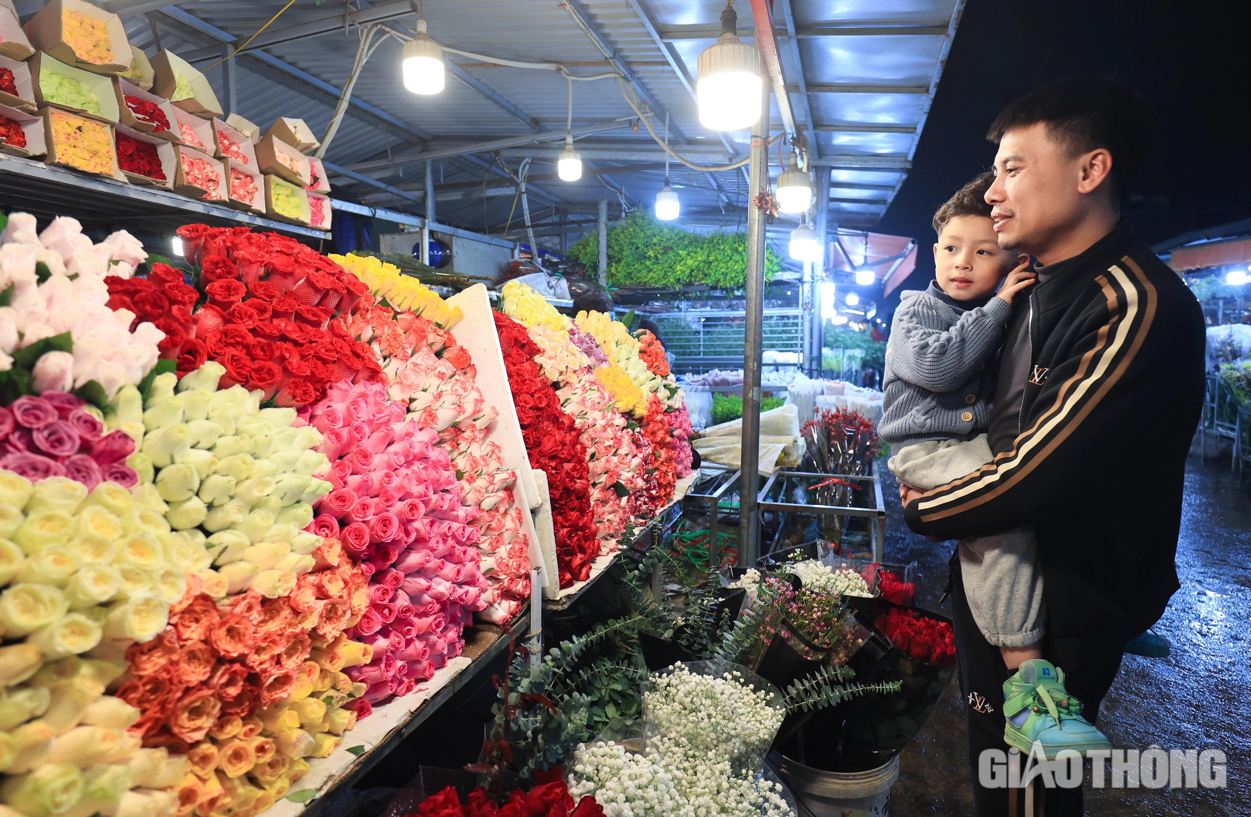 Đêm không ngủ ở chợ hoa Quảng An ngày cận Tết- Ảnh 14.