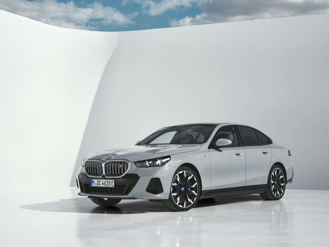 BMW là thương hiệu xe sang bán chạy nhất năm 2023- Ảnh 1.
