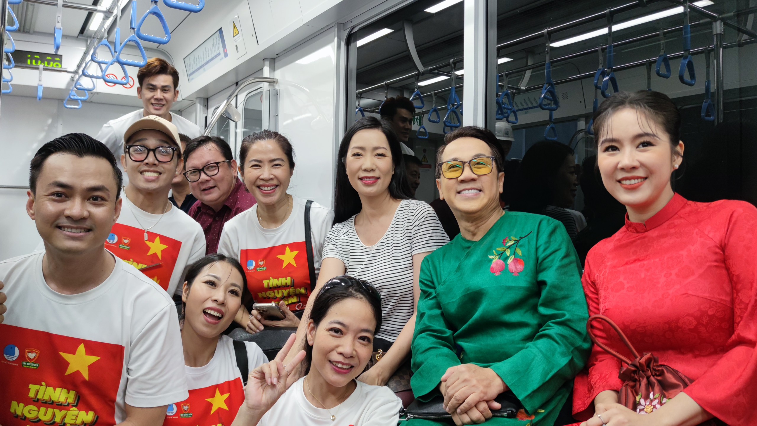 Văn nghệ sĩ cùng kiều bào trên chuyến tàu metro Bến Thành - Suối Tiên ngày cận Tết- Ảnh 1.