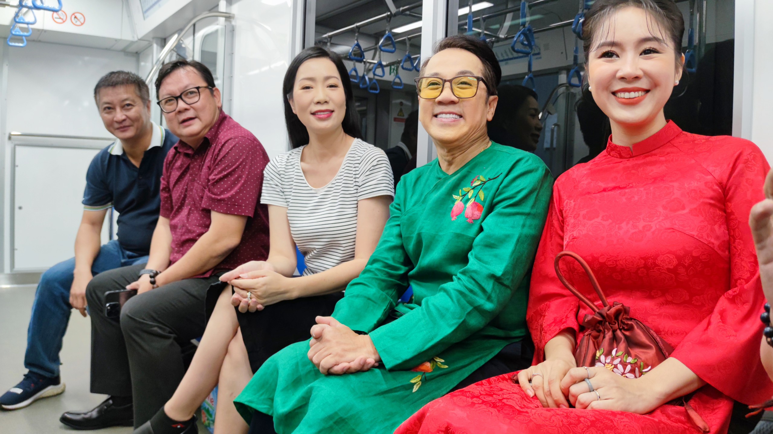 Văn nghệ sĩ cùng kiều bào trên chuyến tàu metro Bến Thành - Suối Tiên ngày cận Tết- Ảnh 8.