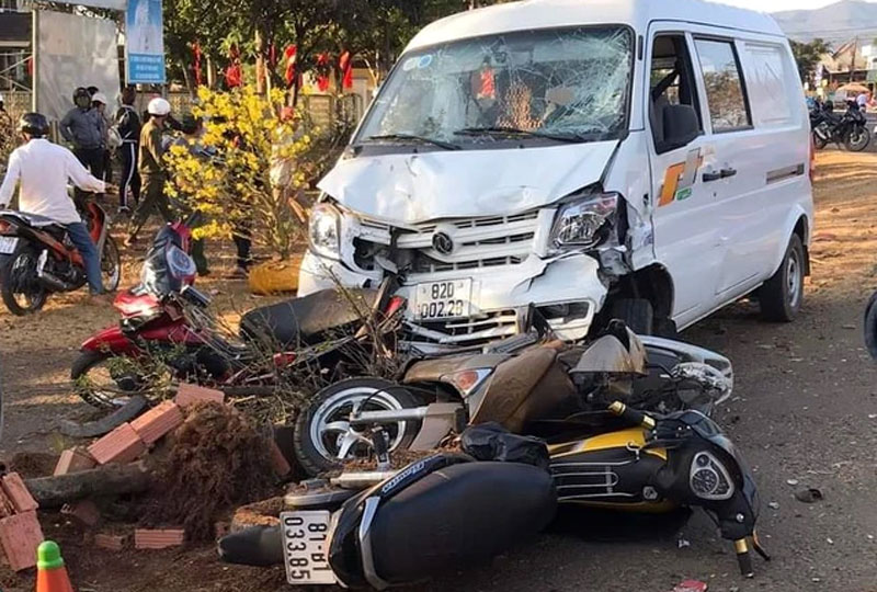 Hiện trường vụ xe tải gây tai nạn khiến hai người thương vong - Ảnh: Hoàng Thanh.