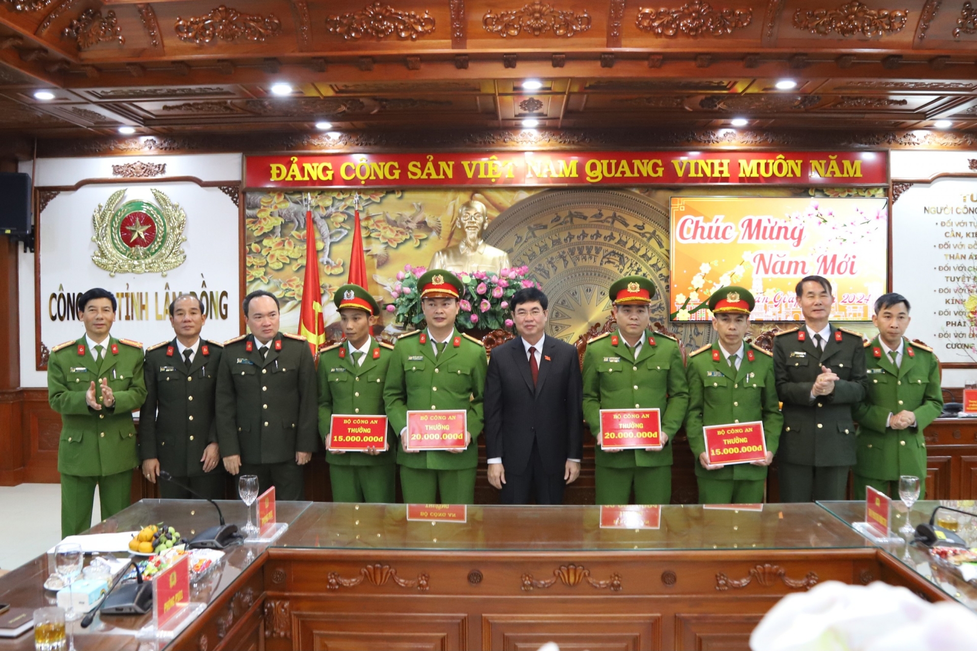 Khen thưởng các đơn vị phá nhanh vụ án cướp ngân hàng ở Lâm Đồng- Ảnh 1.