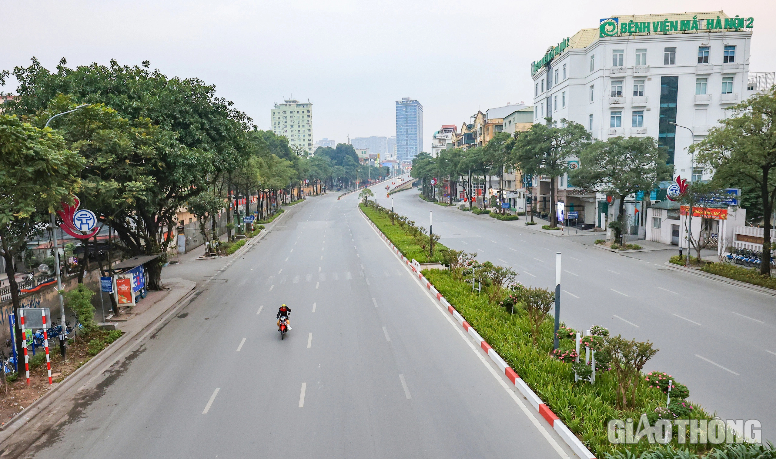 Hà Nội khác lạ sáng mùng 1 Tết- Ảnh 7.