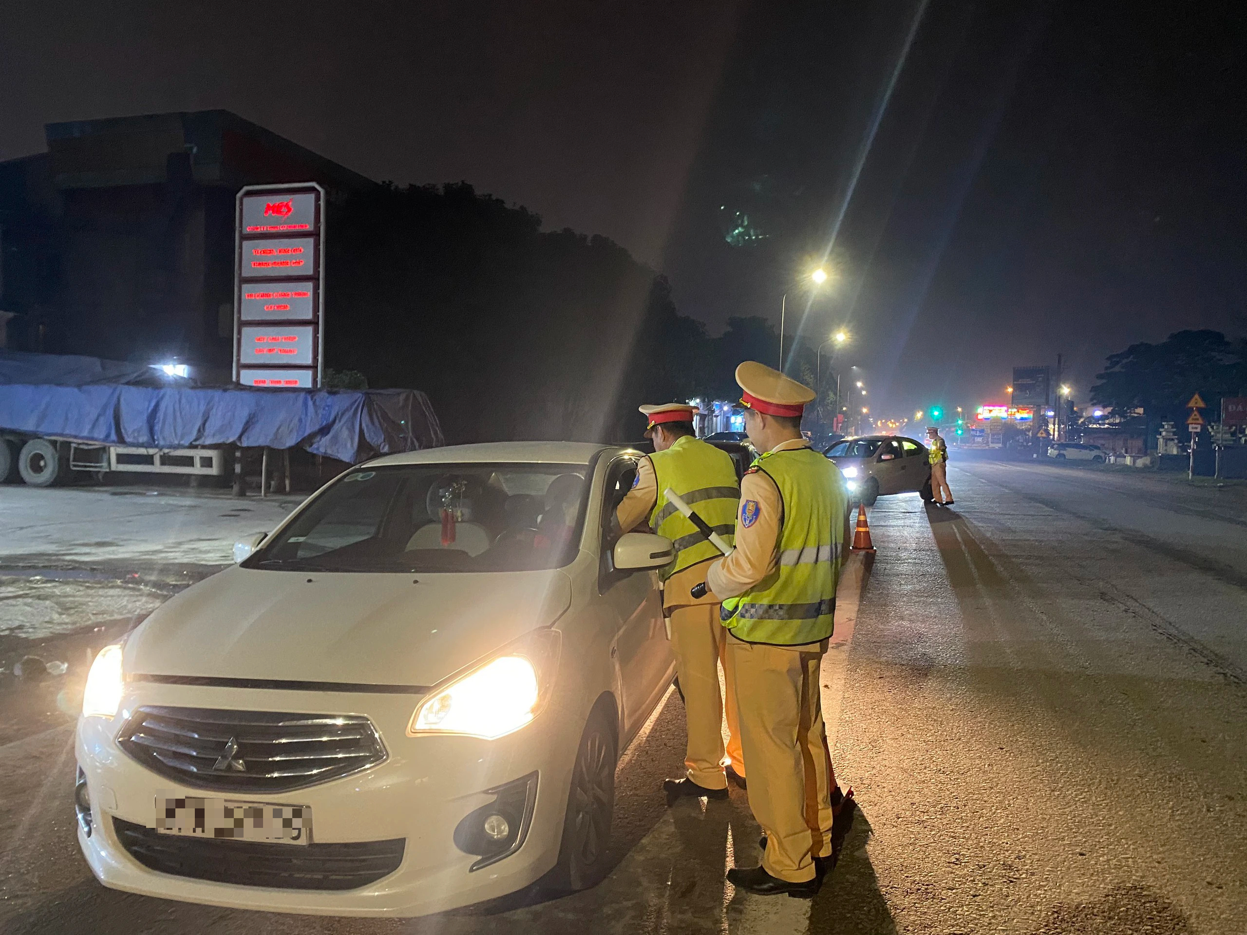 CSGT Nghệ An xuyên Tết đảm bảo trật tự an toàn giao thông trên các tuyến đường- Ảnh 1.