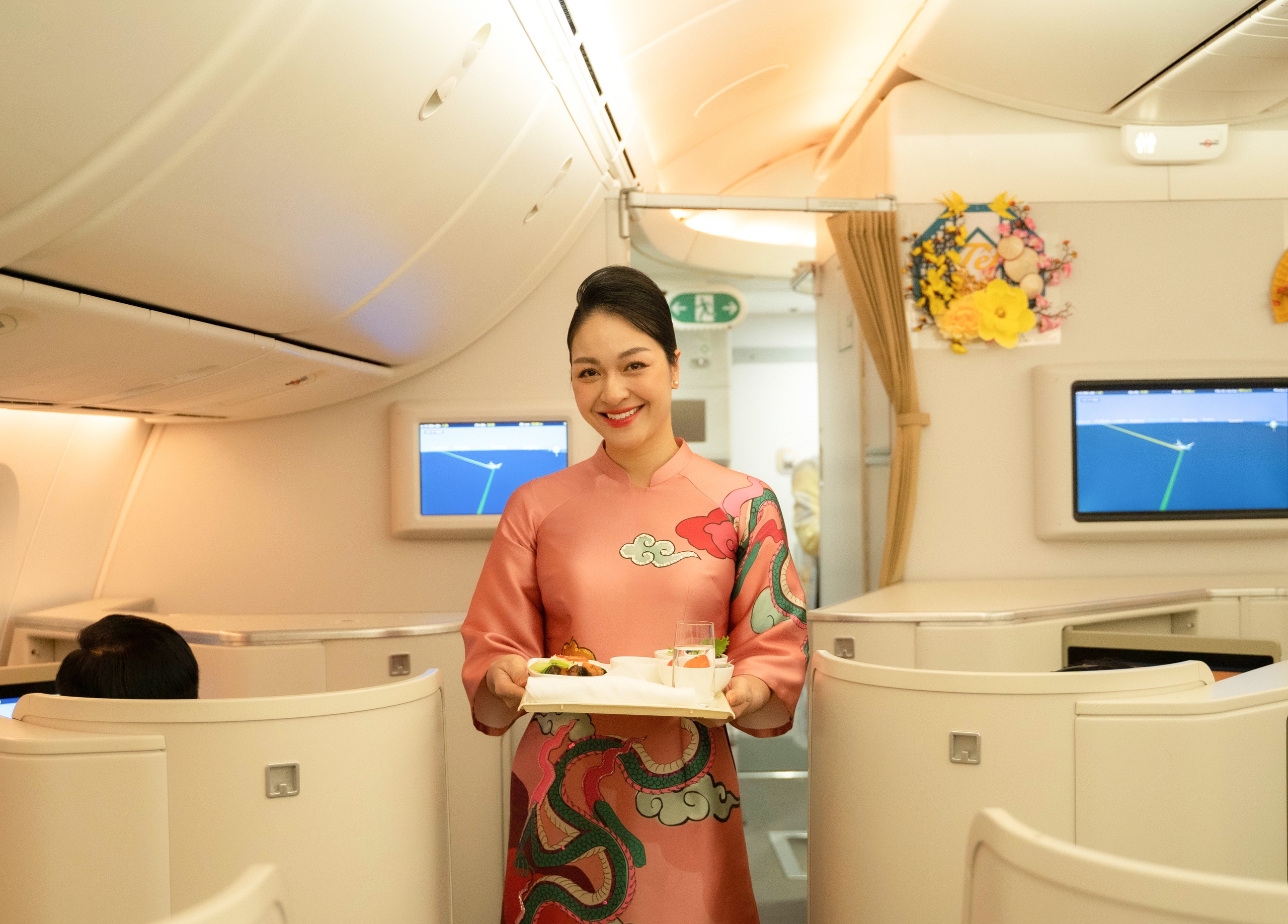 Vietnam Airlines mang không khí Tết lên các chuyến bay 
đầu năm mới- Ảnh 2.