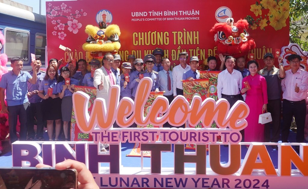 Lì xì 200 khách đầu tiên đi tàu từ TP.HCM đến Bình Thuận- Ảnh 2.