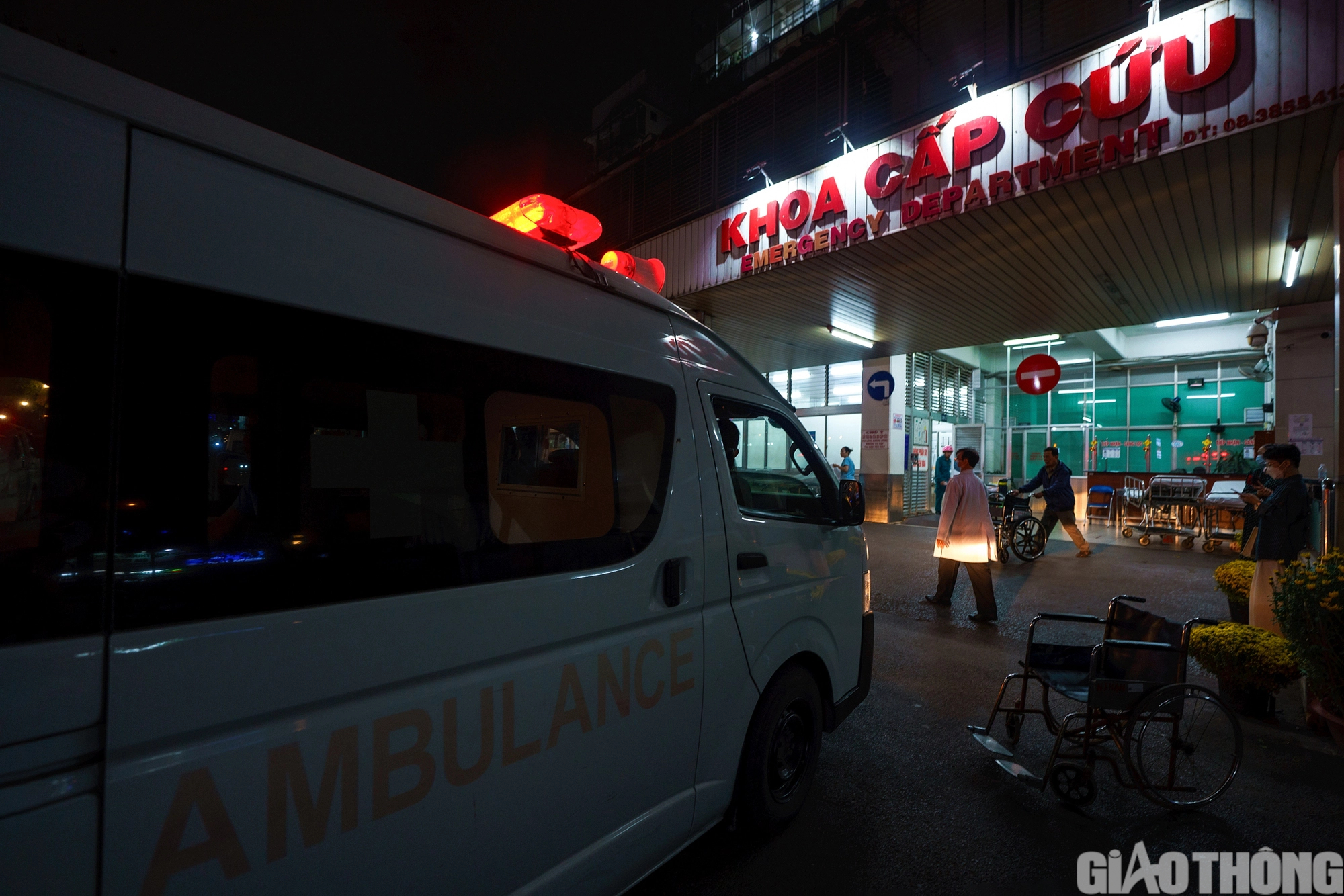 Xuyên đêm mùng 2 Tết cấp cứu nhiều ca tai nạn giao thông tại Bệnh viện Chợ Rẫy- Ảnh 14.