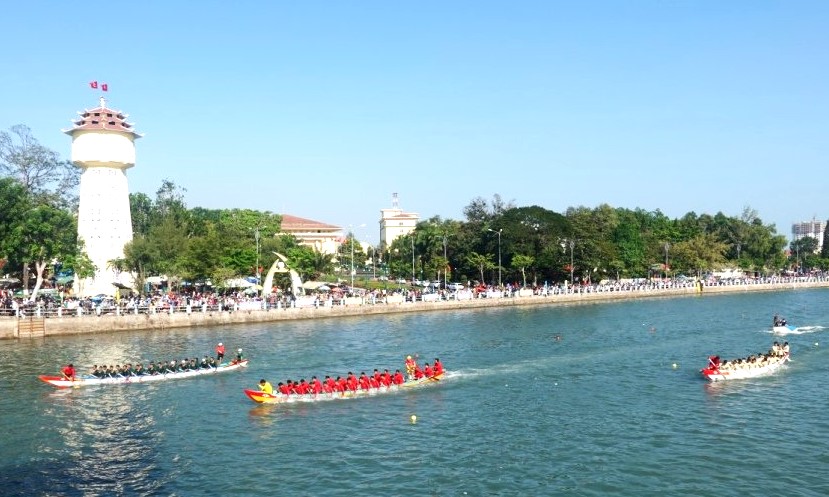 Tưng bừng lễ hội đua thuyền trên sông Cà Ty chào năm mới - Ảnh 2.