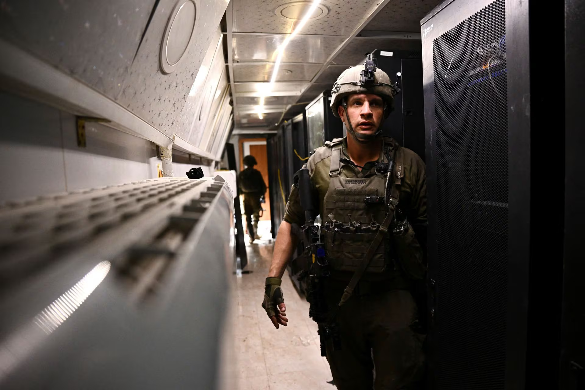 Binh lính Israel tiến vào đoạn hầm chứa đầy các thiết bị, được cho là của lực lượng Hamas. (Ảnh: Reuters)