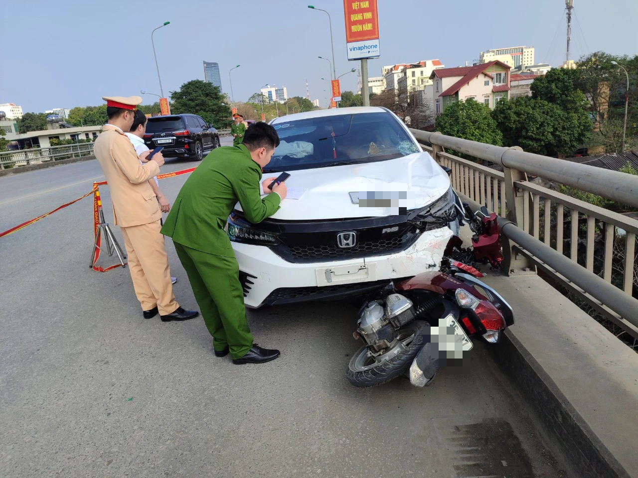 Ô tô tông xe máy, hai cô gái trẻ văng xuống cầu vượt tử vong- Ảnh 1.