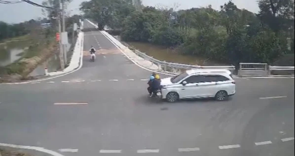 Ô tô tông văng xe máy ở Nam Định: 1 cháu nhỏ tử vong, 2 người bị thương- Ảnh 1.