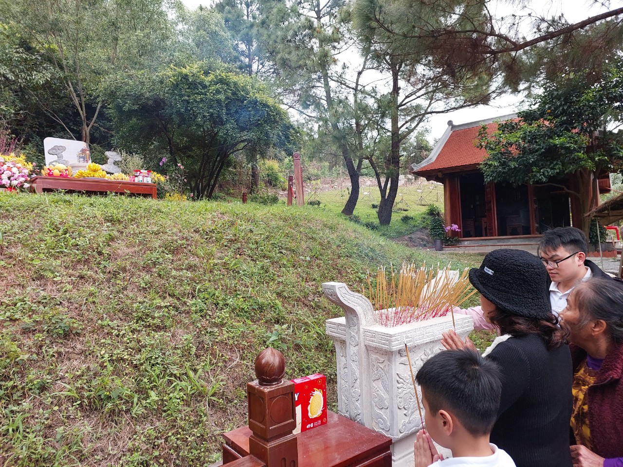 Người dân xếp hàng dài viếng mộ Đại tướng Võ Nguyên Giáp dịp Tết- Ảnh 3.