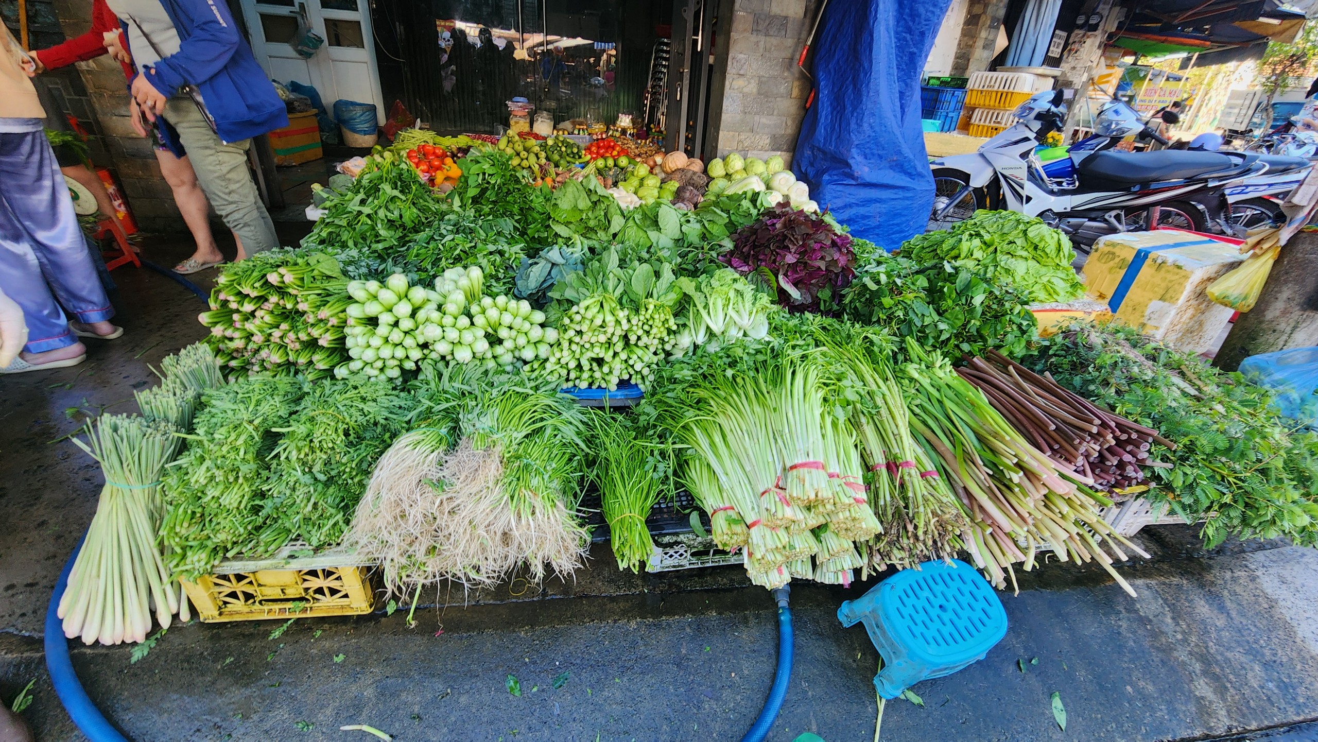 Mùng 3 Tết, chợ ở TP.HCM: Hoa và rau xanh đắt khách- Ảnh 4.