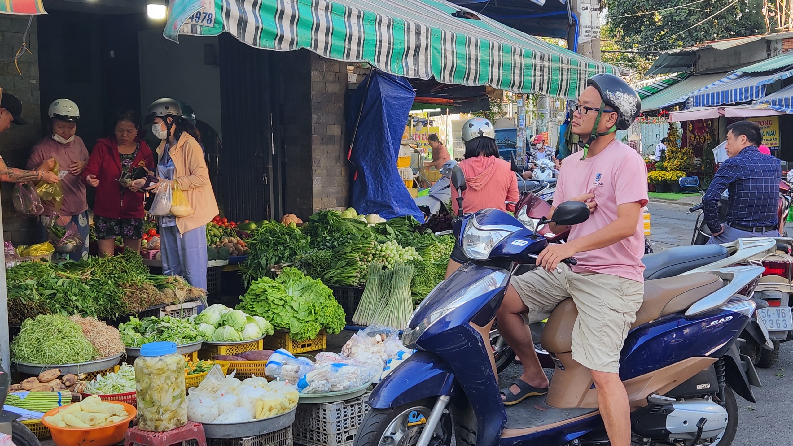 Mùng 3 Tết, chợ ở TP.HCM: Hoa và rau xanh đắt khách- Ảnh 1.