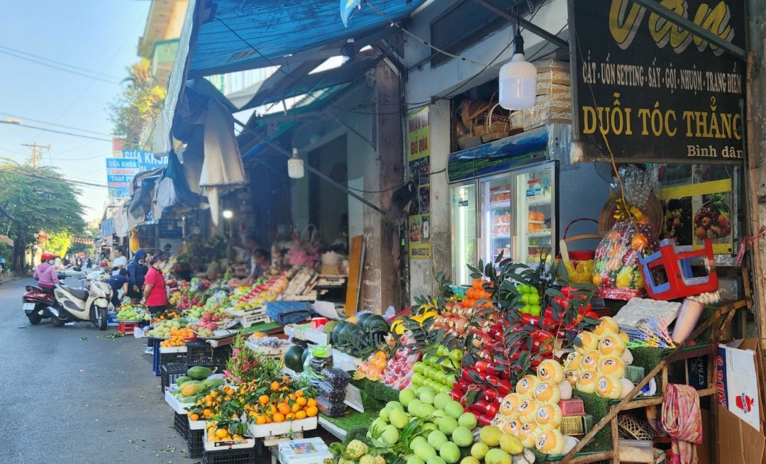 Mùng 3 Tết, chợ ở TP.HCM: Hoa và rau xanh đắt khách- Ảnh 2.