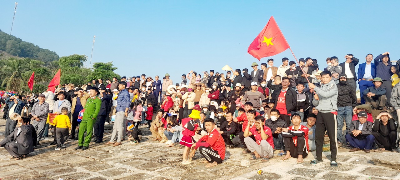 Tưng bừng hội đua thuyền xông biển đầu xuân ở Nghệ An- Ảnh 2.